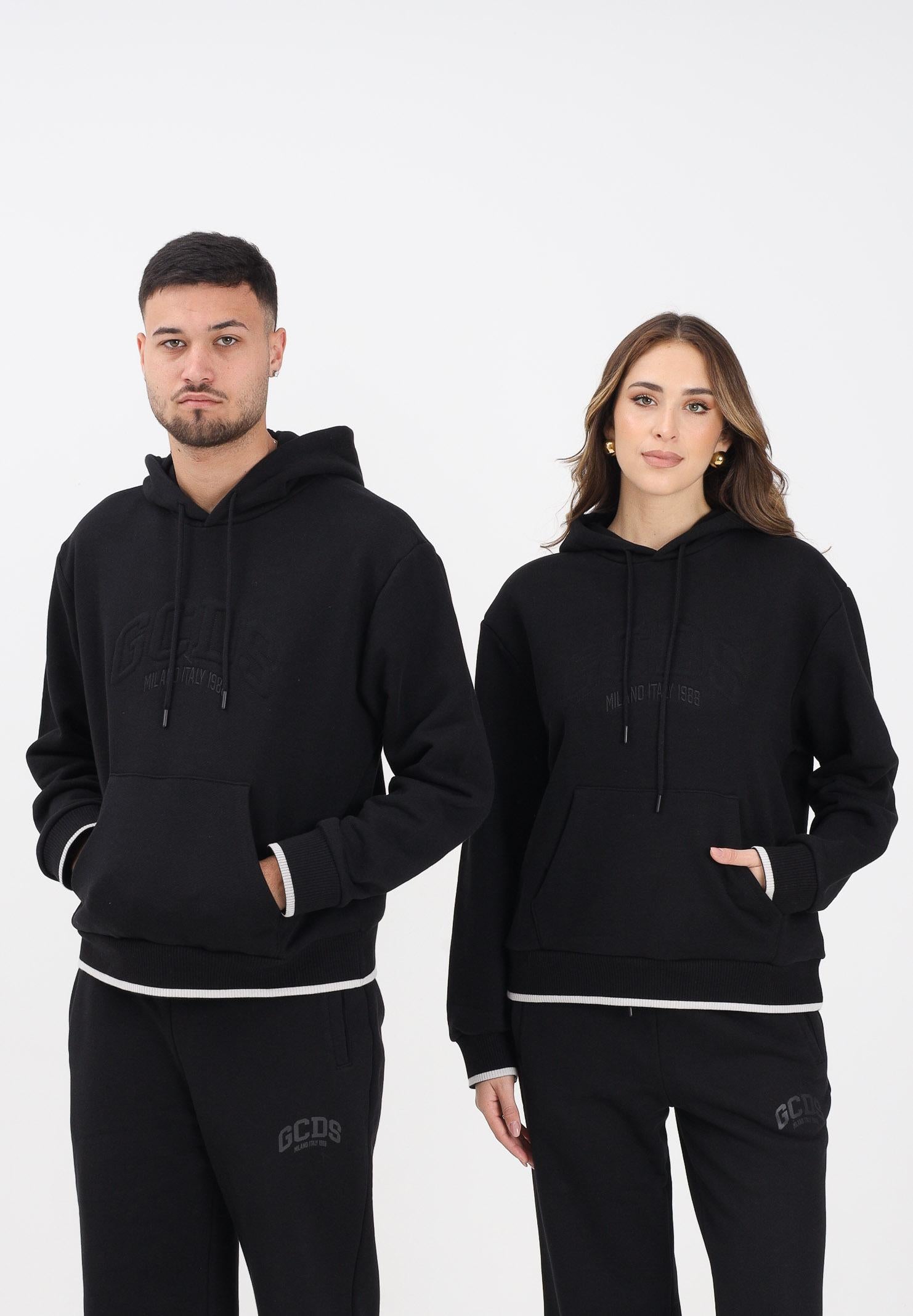 GCDS Felpa con cappuccio nera per uomo e donna rifinita da logo impresso B2EW1905JD1 99 GCDS