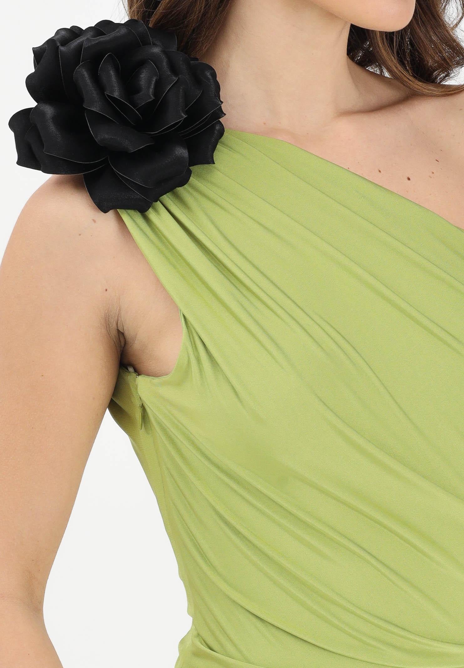 SHIT Abito lungo verde da donna con scollo asimmetrico impreziosito da spilla SH26012 AV SHIT