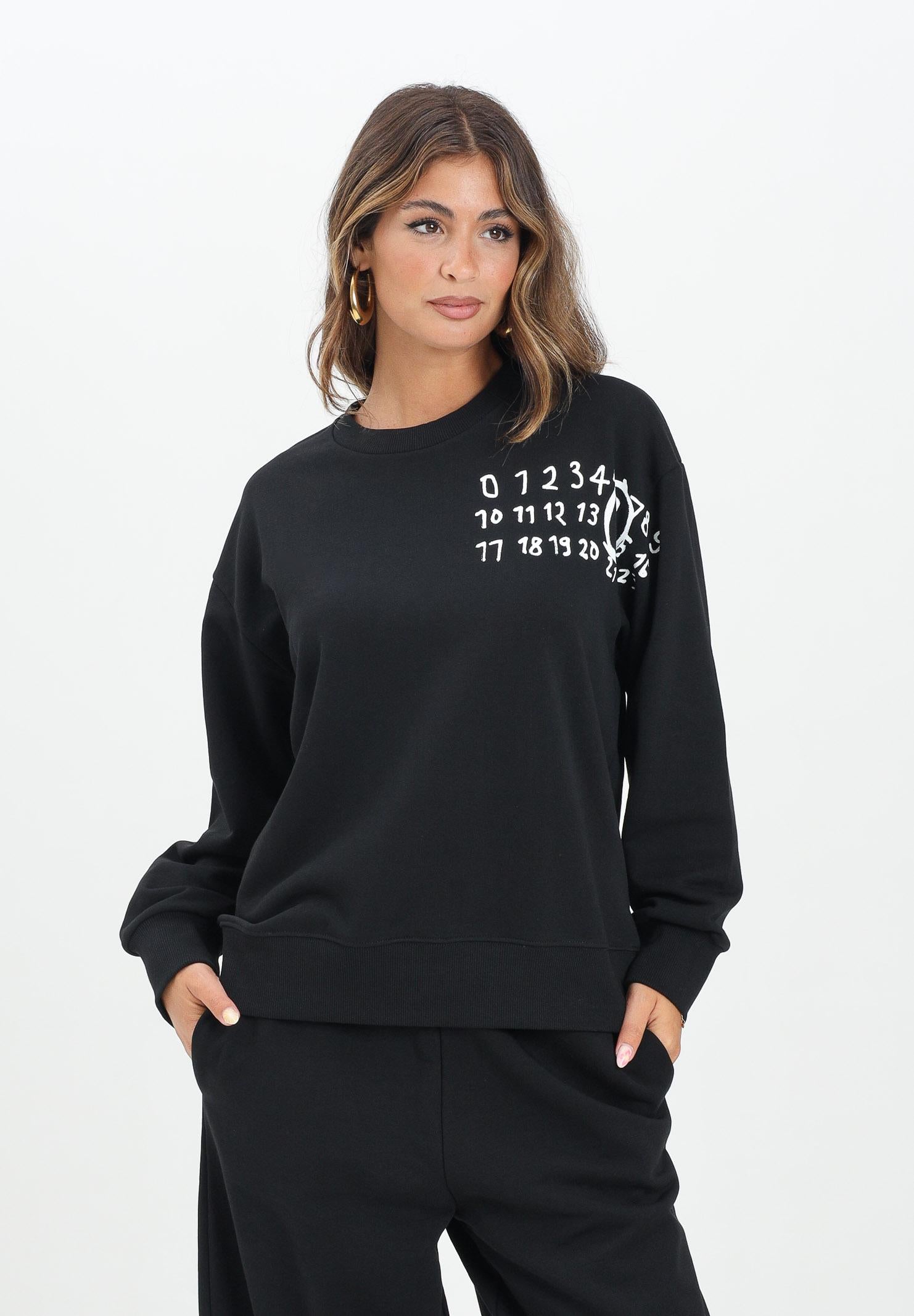 MAISON MARGIELA Felpa girocollo nera per donna, ragazzi e bambini con il logo Hand Written M60896MM02X M6900 MAISON MARGIELA