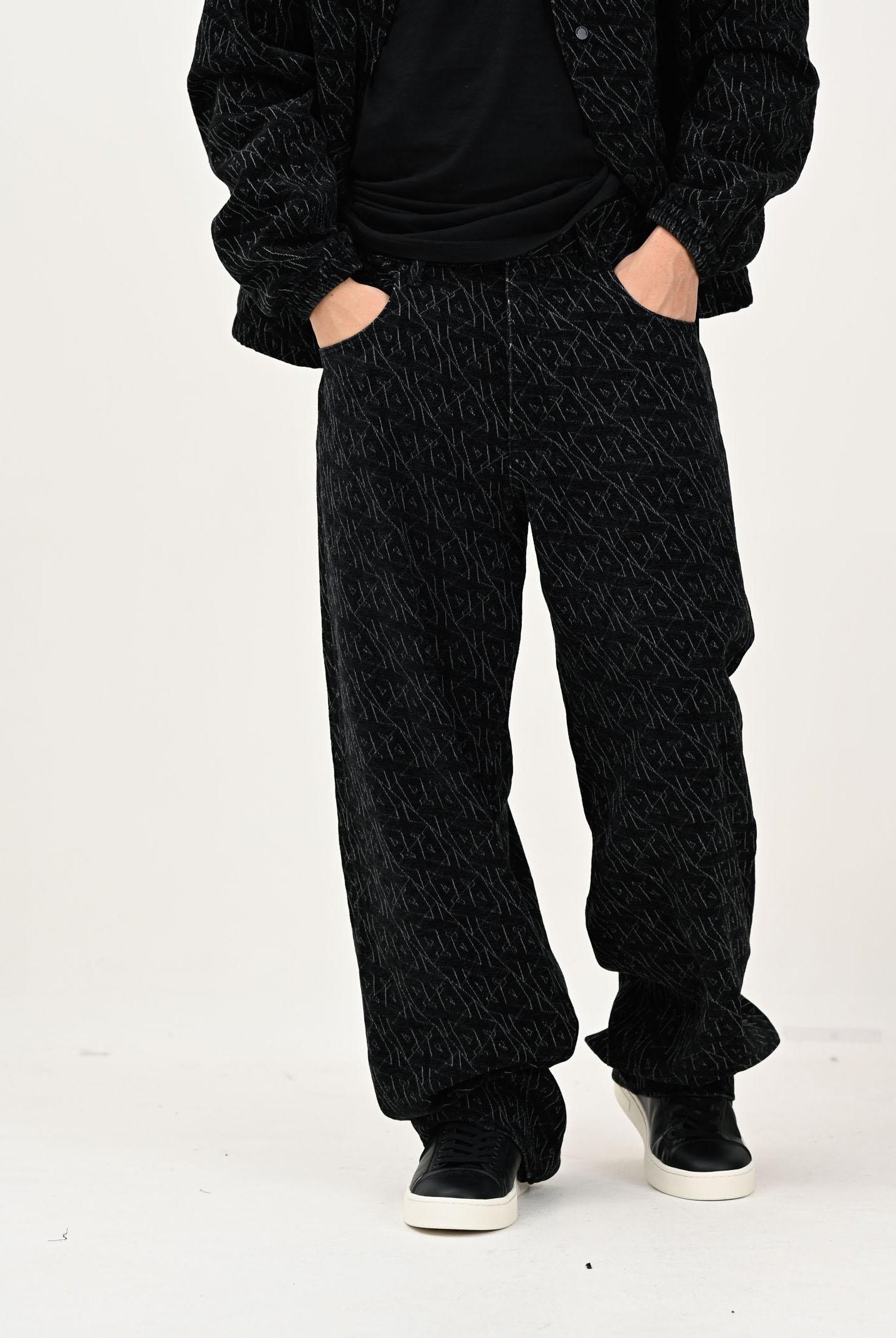 ARMANI EXCHANGE Jeans baggy nero da uomo con logo all-over XM000076AF18821 FC145 ARMANI EXCHANGE