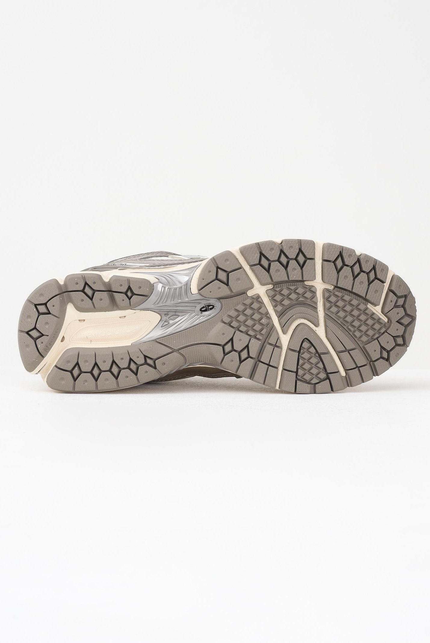 NEW BALANCE Sneakers 1906R panna e argento per uomo e donna U1906RCN . NEW BALANCE