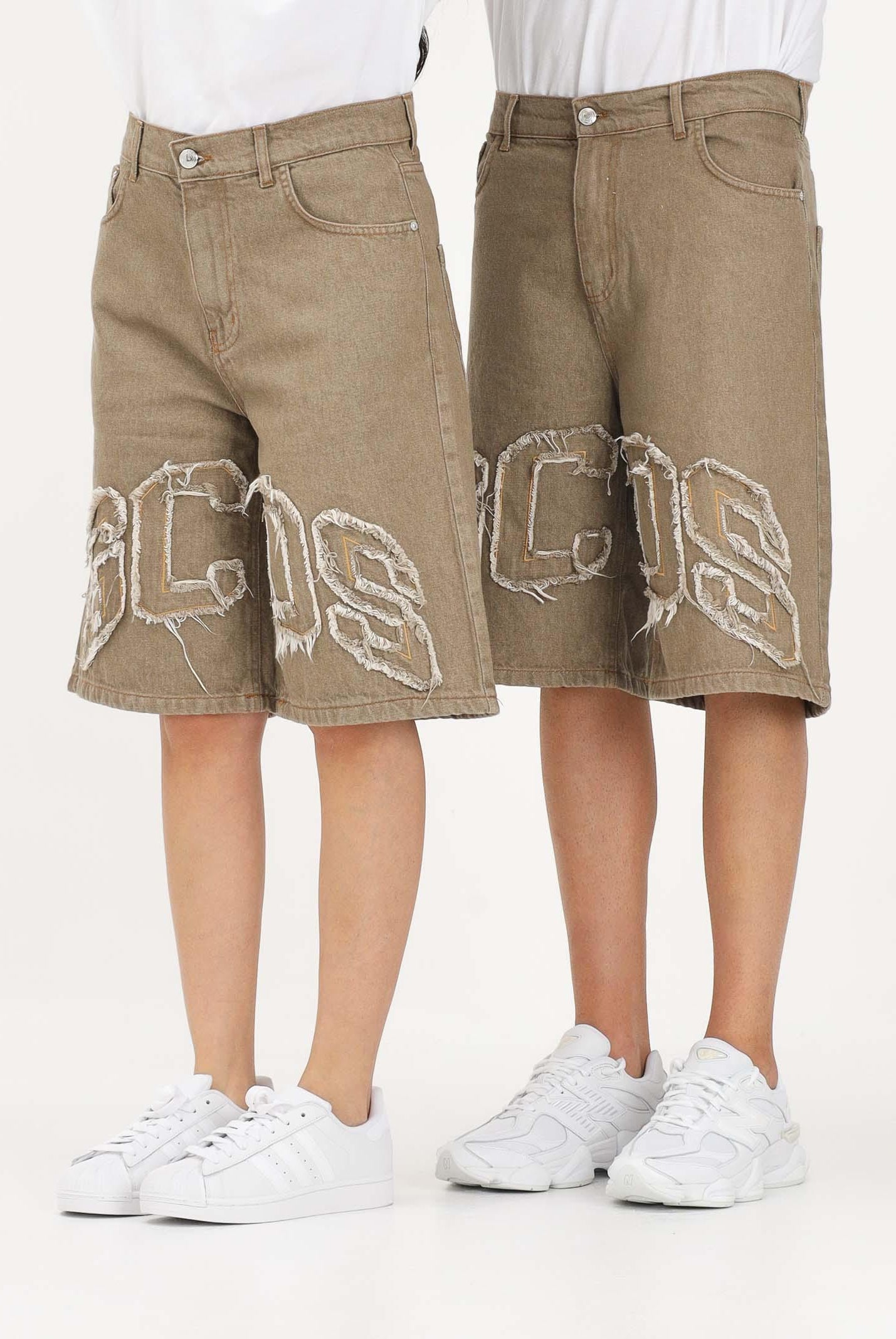 GCDS Shorts in denim beige per uomo e donna con logo C1MWQL223D087 320T GCDS