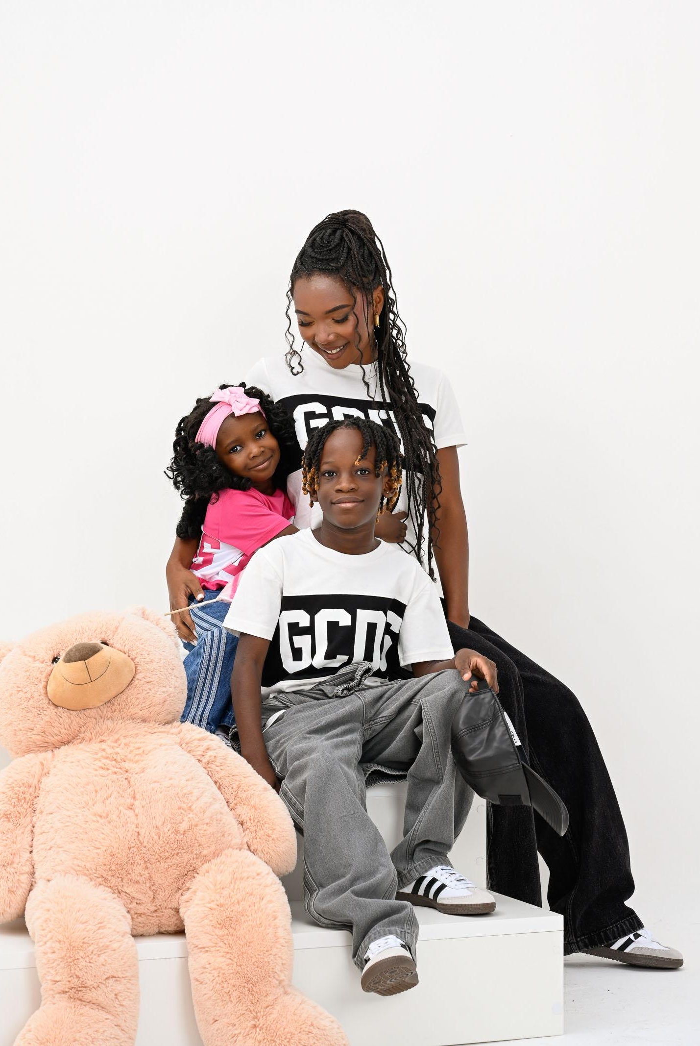 GCDS T-shirt a manica corta bianca per donna, ragazzi e bambini con fascia nera logata B2JU2329JF1 15 GCDS