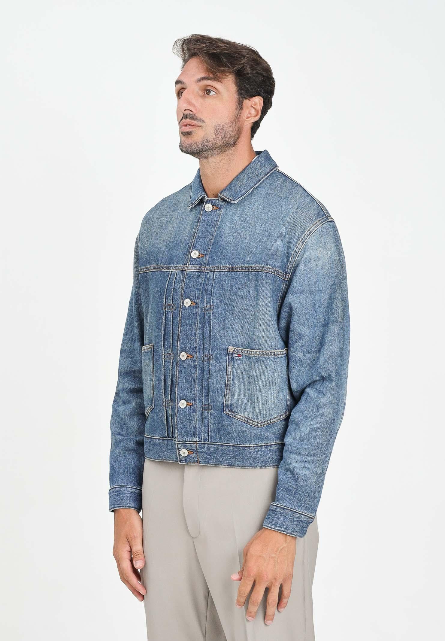 TOMMY JEANS Giubbotto di jeans in denim chiaro da uomo con ricamo logo sul retro DM0DM217241A5 TOMMY JEANS