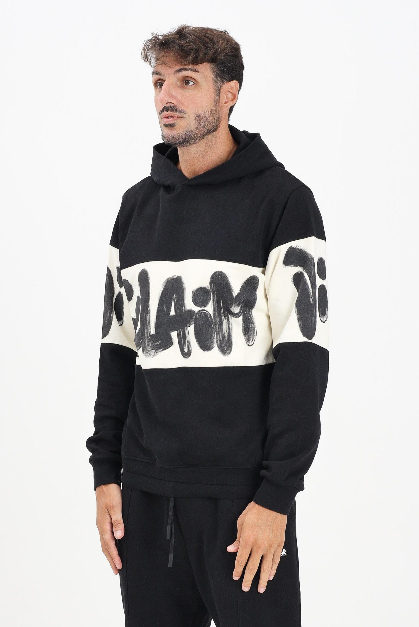 DISCLAIMER Felpa con cappuccio nera da uomo rifinita da inserto panna con logo 25IDS55362 NELA DISCLAIMER