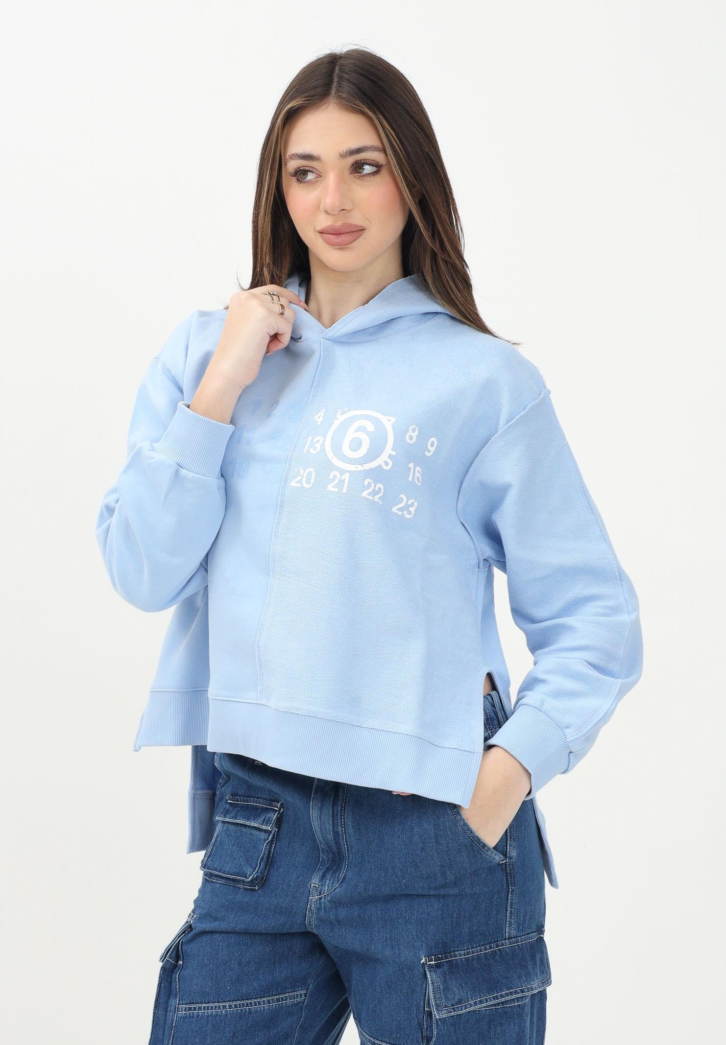 MAISON MARGIELA Felpa con cappuccio azzurra per donna, ragazze e bambine rifinita da grafica "Stamp Numbers" M60768MM04H M6807 MAISON MARGIELA