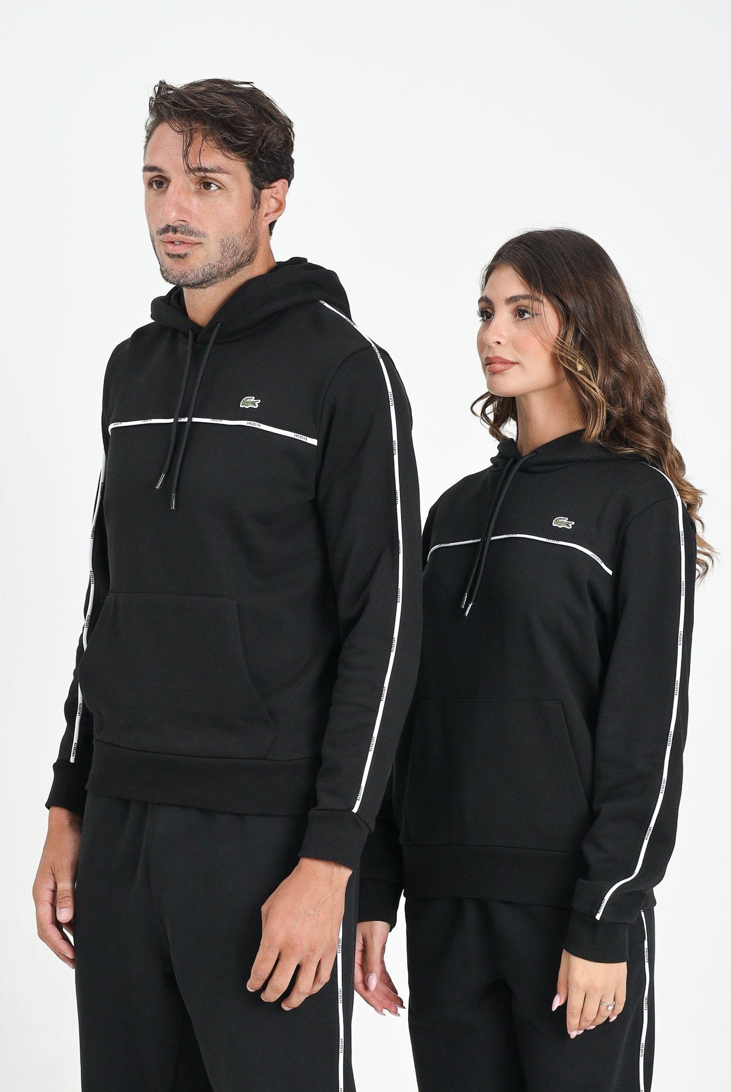 LACOSTE Felpa con cappuccio nera per uomo e donna rifinita da righe logate SH9808 031 LACOSTE