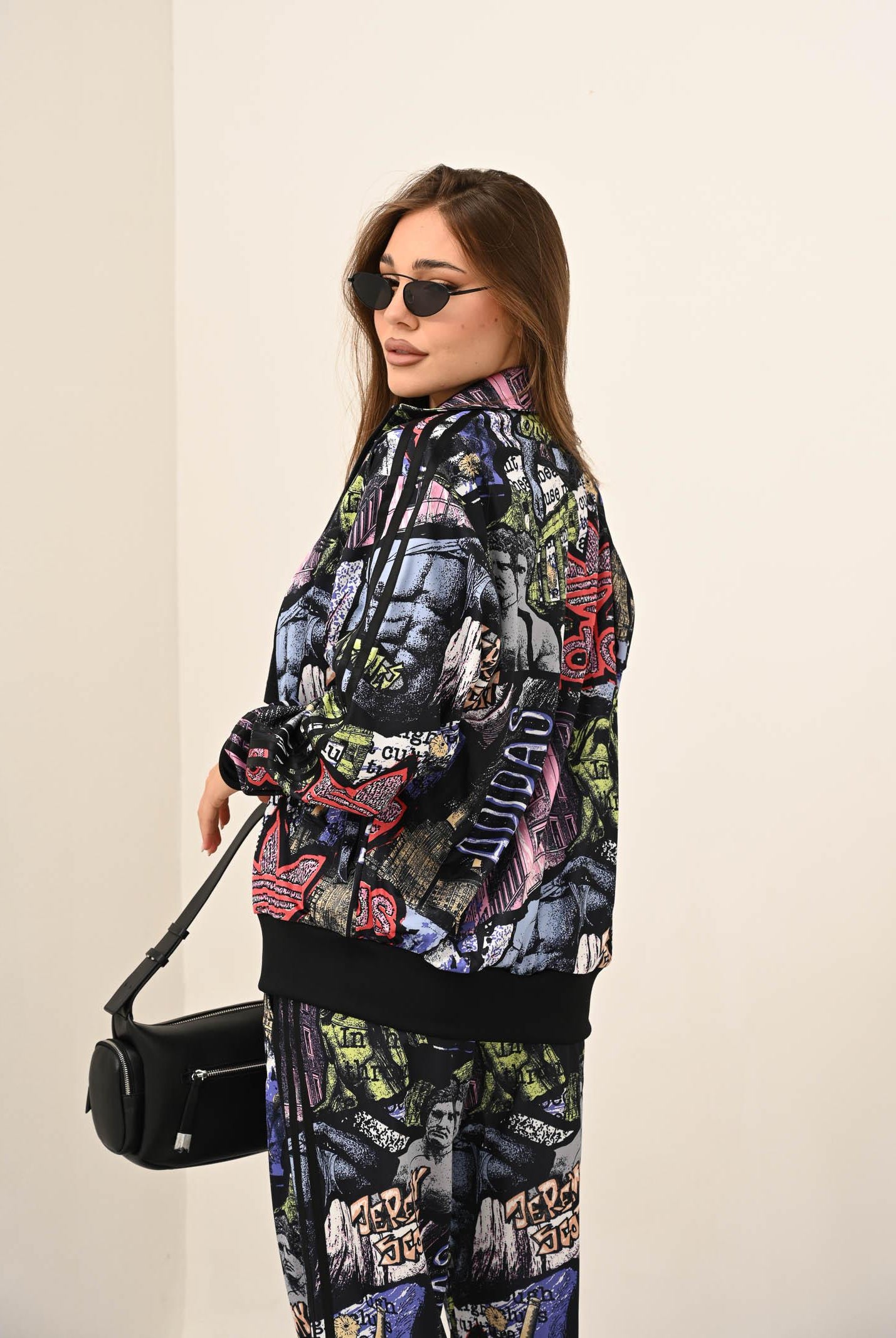 ADIDAS ORIGINALS Felpa con zip adidas X Jeremy Scott Pride AOP nera da donna JY2023 . ADIDAS ORIGINALS