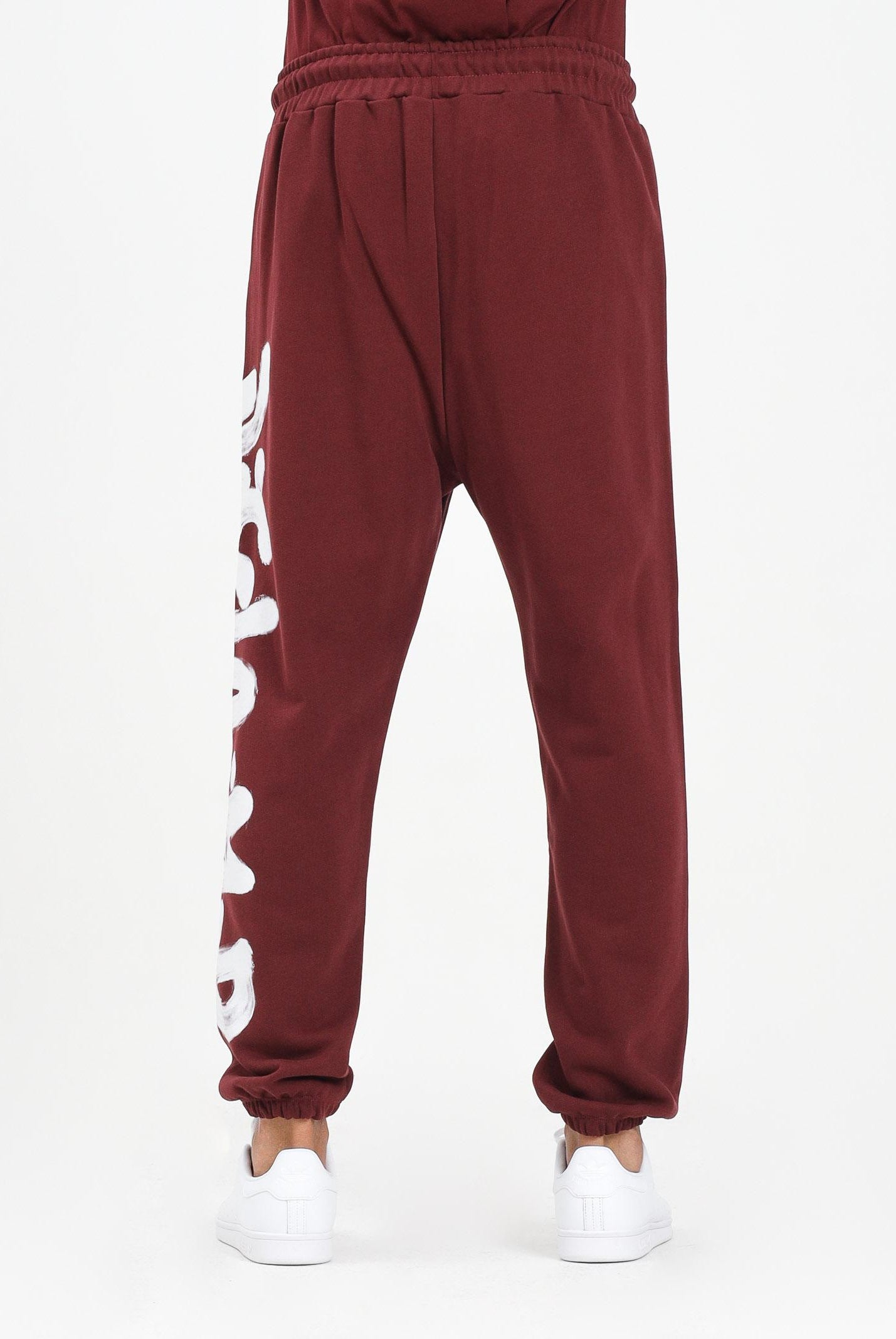 DISCLAIMER Pantalone sportivo bordeaux da uomo con maxi stampa logo 25IDS55101 BO DISCLAIMER