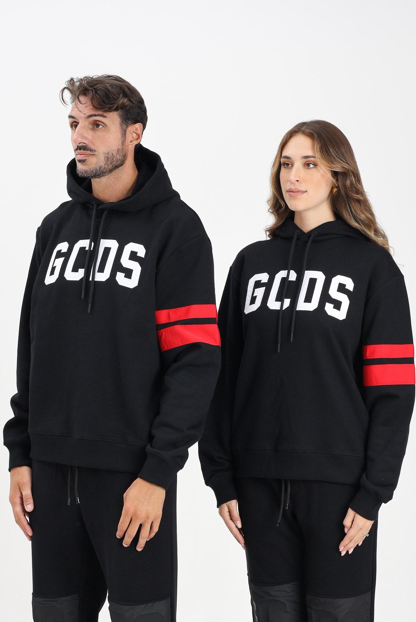 GCDS Felpa con cappuccio nera per uomo e donna rifinta da logo e bande a contrasto B1XM1901JI0 99 GCDS