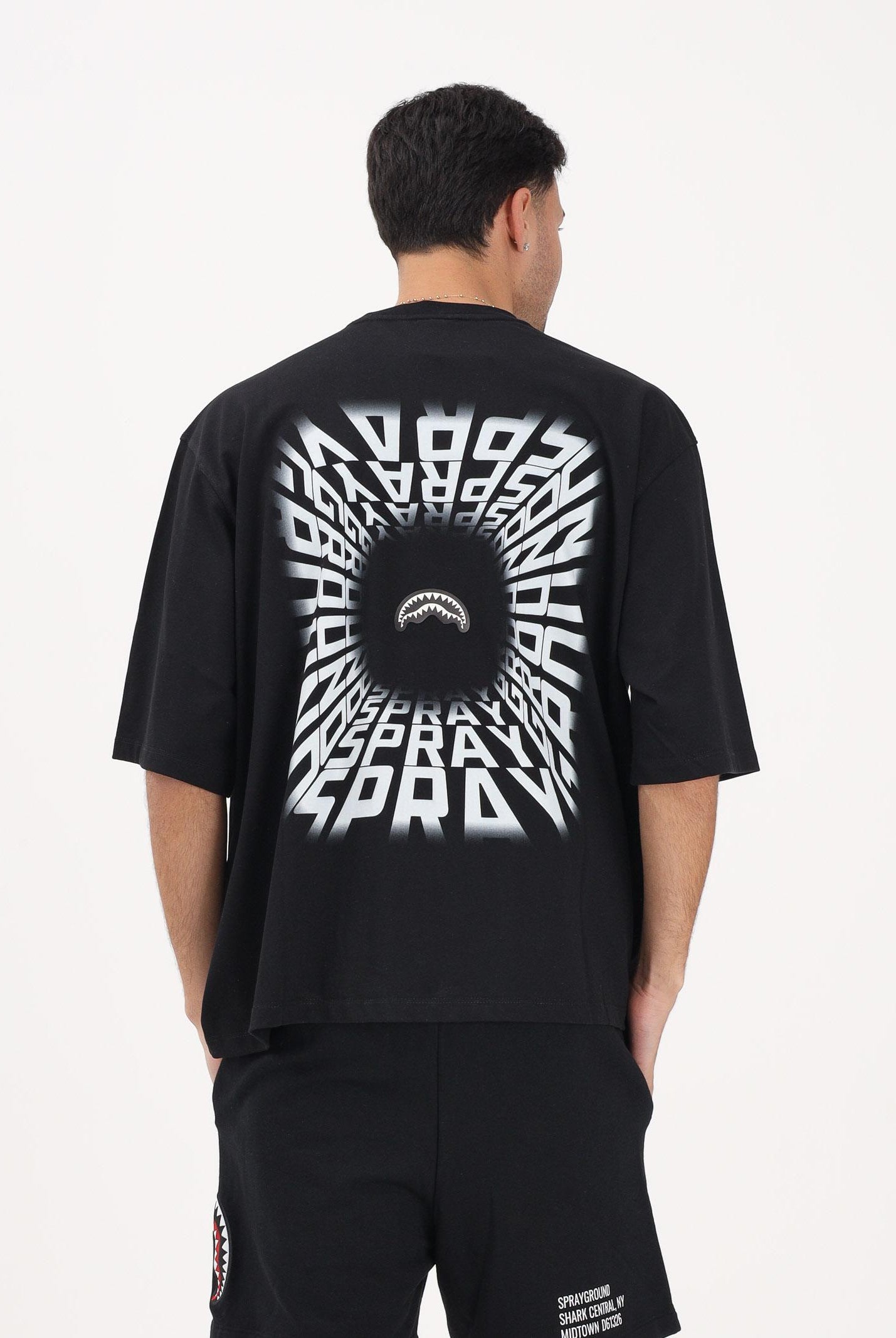 SPRAYGROUND T-shirt a manica corta nera da uomo con stampa sul retro SP901 . SPRAYGROUND