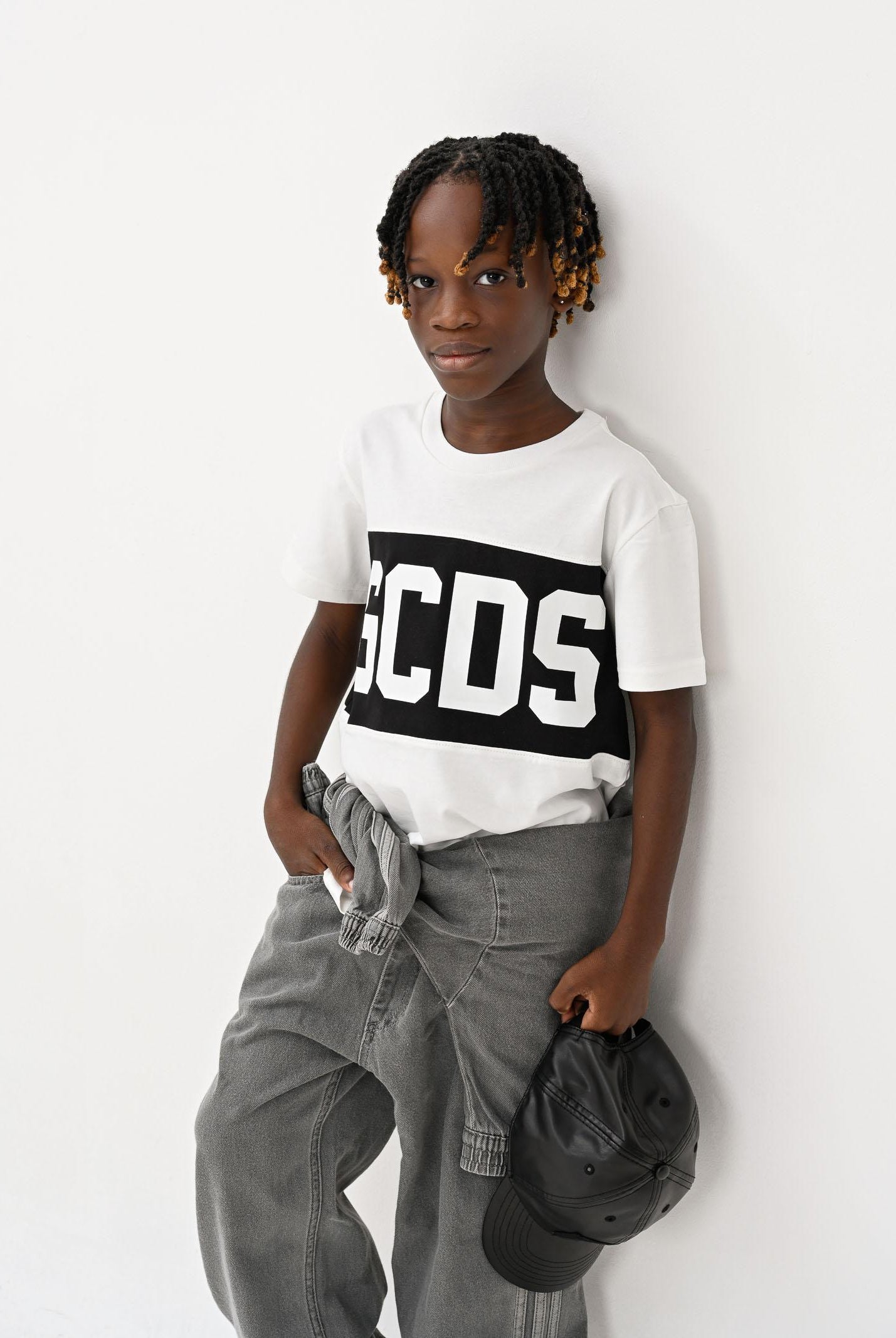 GCDS T-shirt a manica corta bianca per donna, ragazzi e bambini con fascia nera logata B2JU2329JF1 15 GCDS