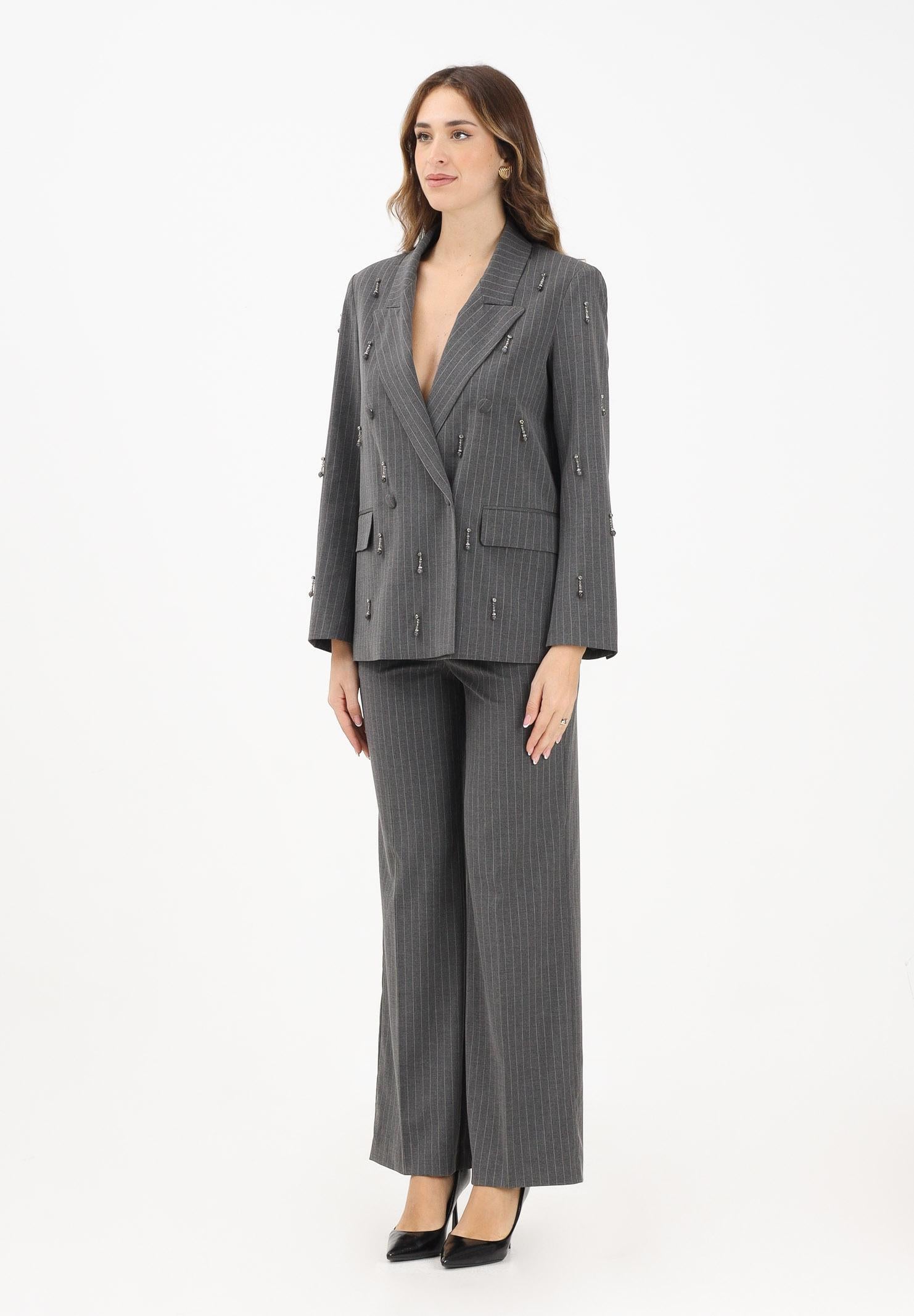 VICOLO Tailleur grigio gessato da donna con dettagli gioiello RF0565 GE VICOLO