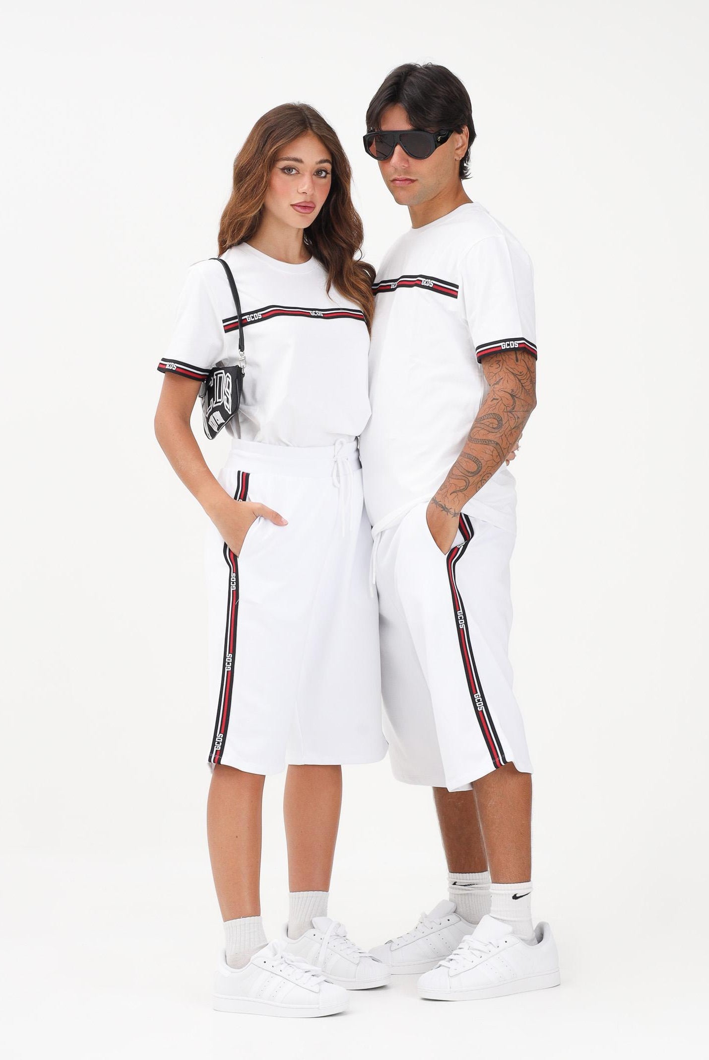 GCDS Shorts sportivo bianco per uomo e donna con bande laterali C1MEQL214F004 100B GCDS