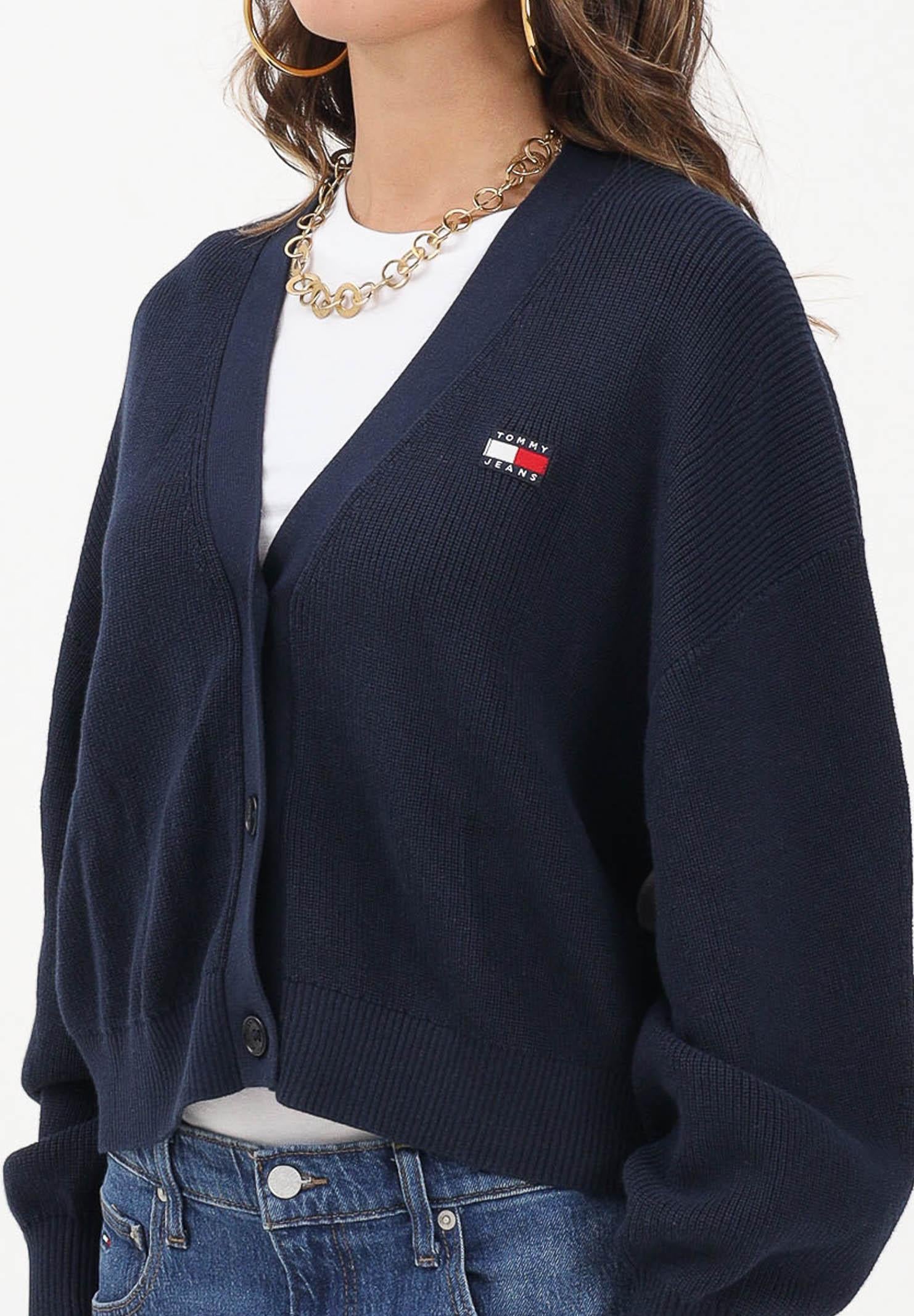 TOMMY JEANS Cardigan blu da donna con ricamo bandiera sul retro DW0DW18335C1G TOMMY JEANS