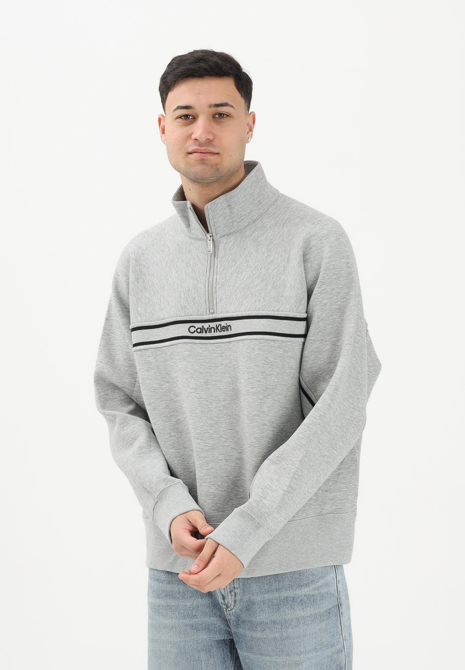 CALVIN KLEIN JEANS Felpa a mezza zip grigia da uomo con logo LV04RE221GP79 . CALVIN KLEIN JEANS