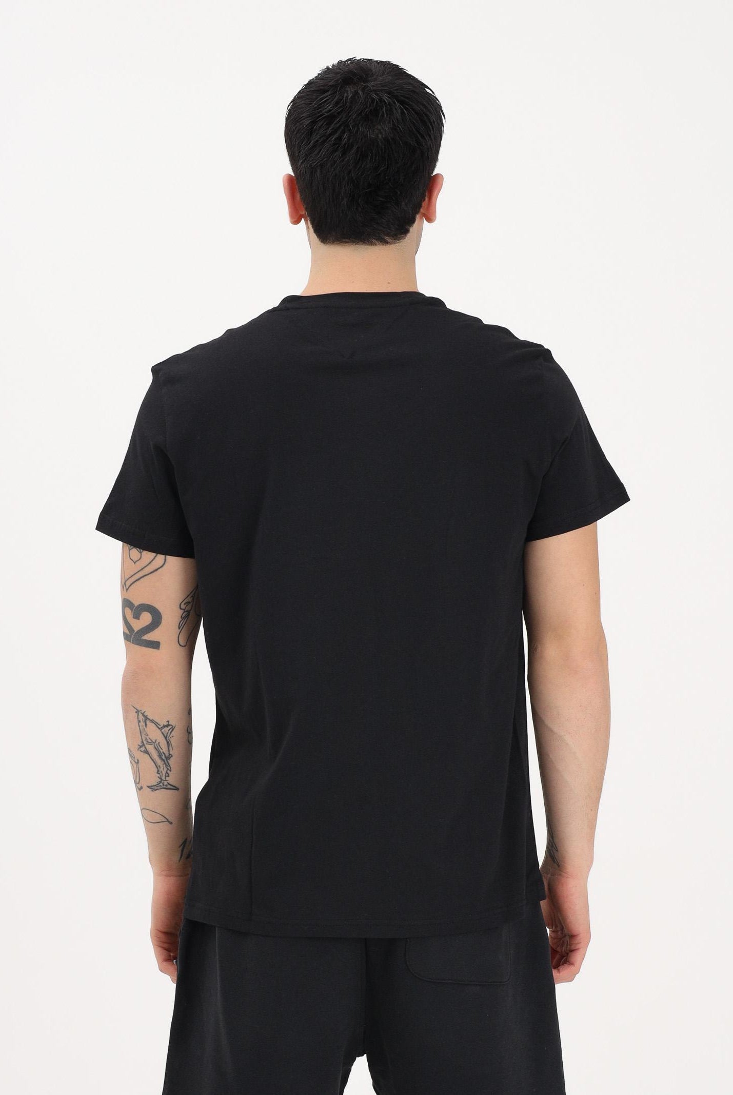 TOMMY JEANS T-shirt a manica corta nera da uomo con logo frontale DM0DM22538 BDS TOMMY JEANS