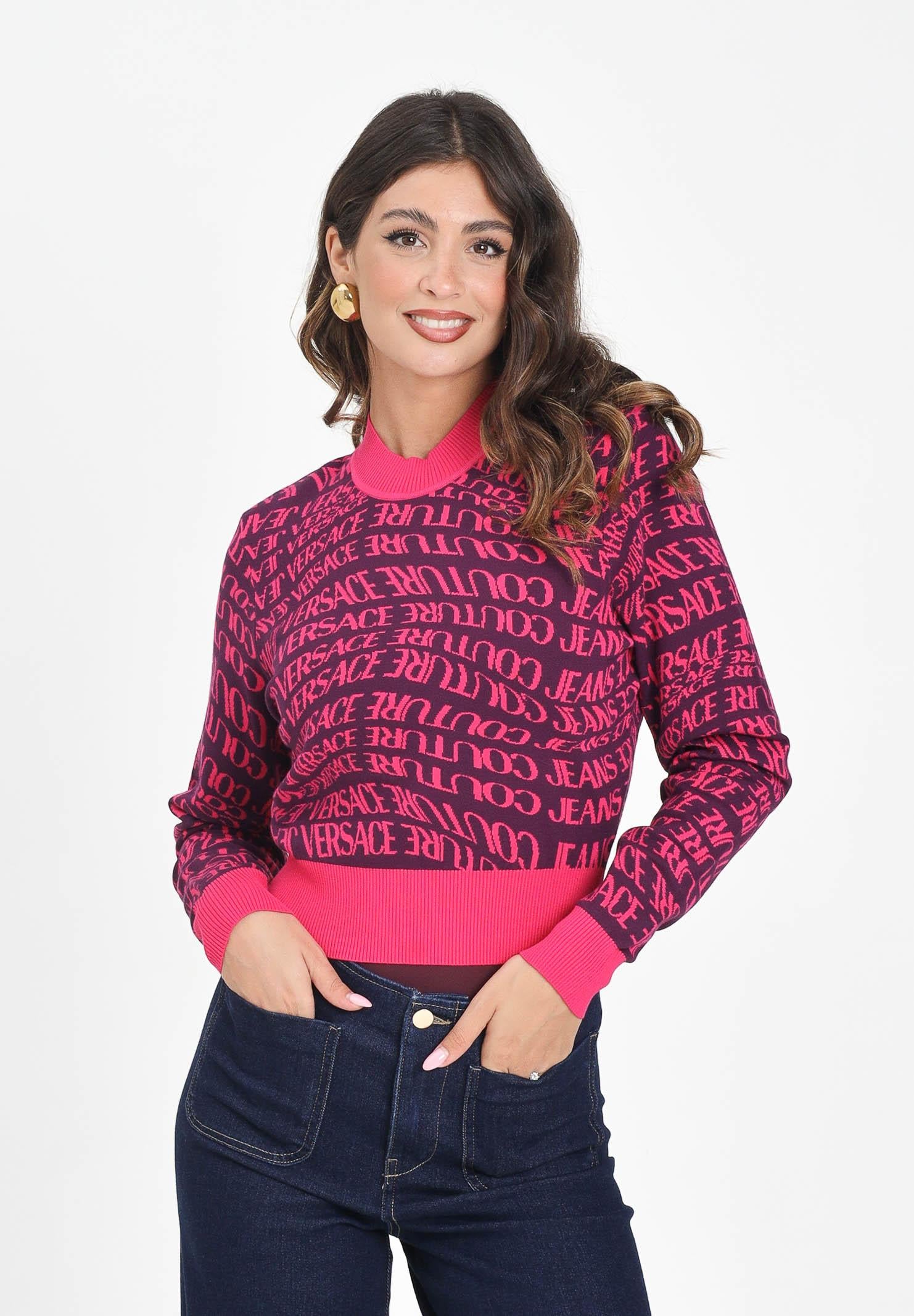 VERSACE JEANS COUTURE Maglioncino girocollo viola e fucsia da donna con logo all-over 79HAF20MCMH47 317 VERSACE JEANS COUTURE
