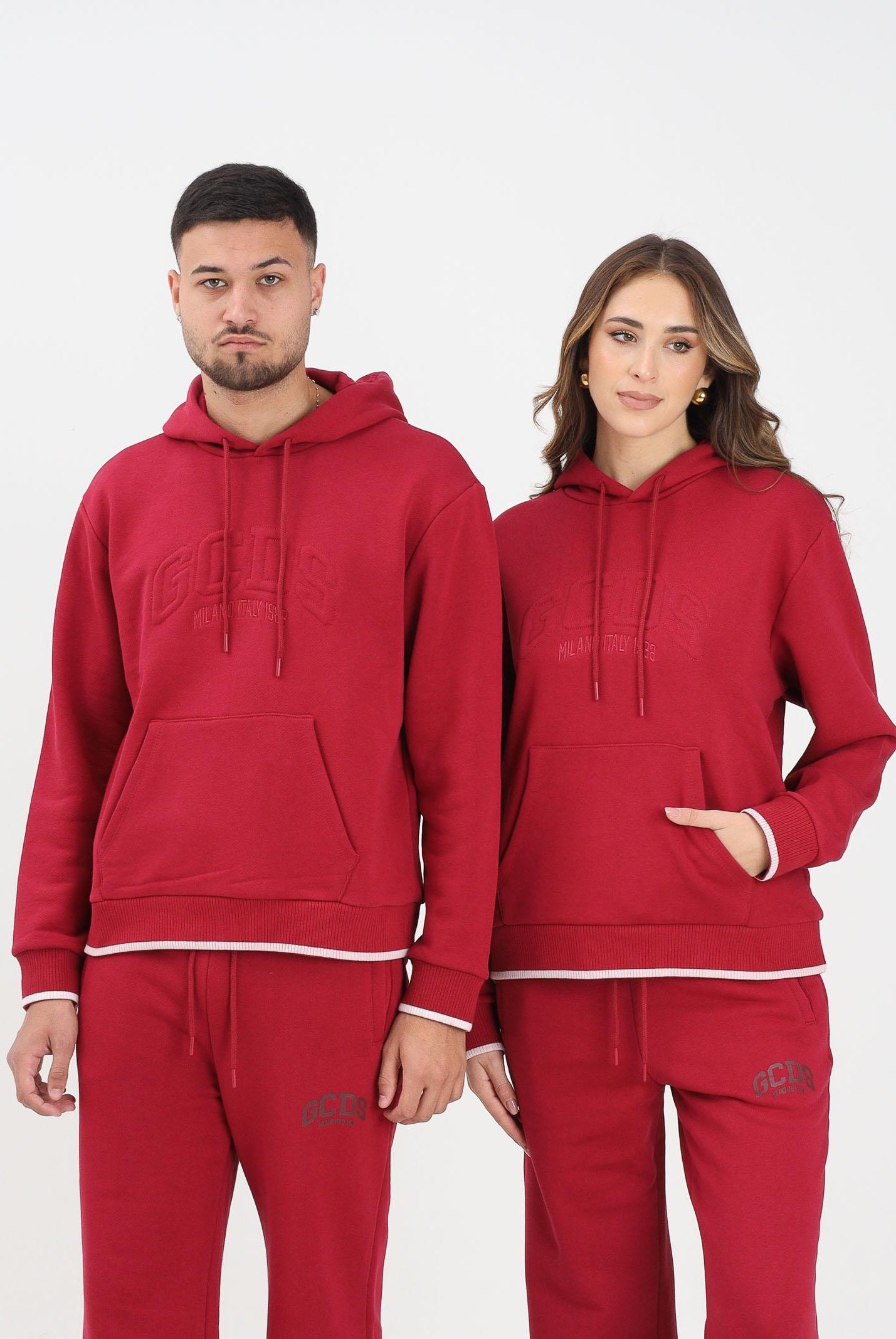 GCDS Felpa con cappuccio bordeaux per uomo e donna rifinita da logo impresso B2EW1905JD1 49 GCDS