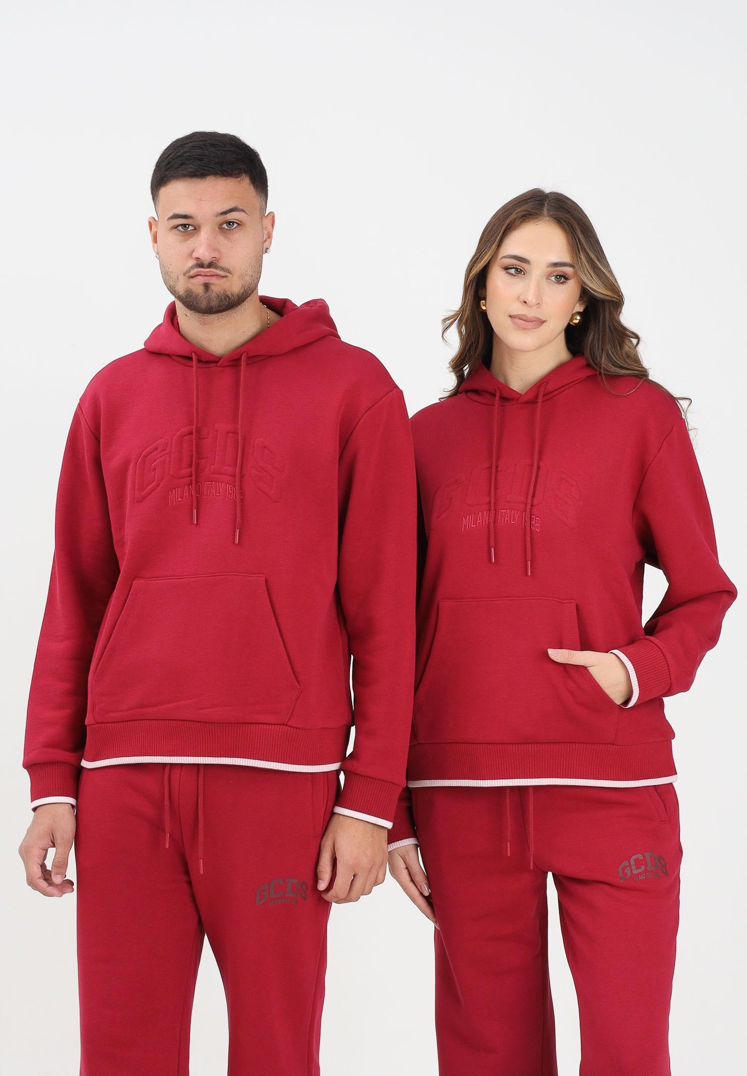 GCDS Felpa con cappuccio bordeaux per uomo e donna rifinita da logo impresso B2EW1905JD1 49 GCDS