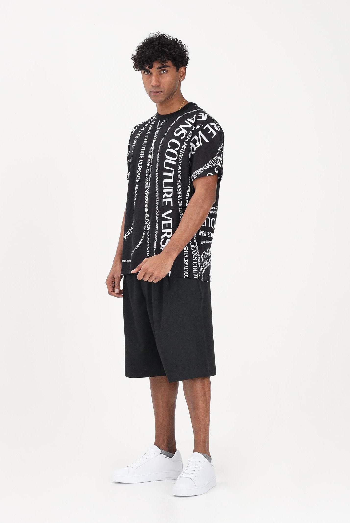 VERSACE JEANS COUTURE Shorts nero da uomo con punto vita logato 80GAD119N0645 899 VERSACE JEANS COUTURE