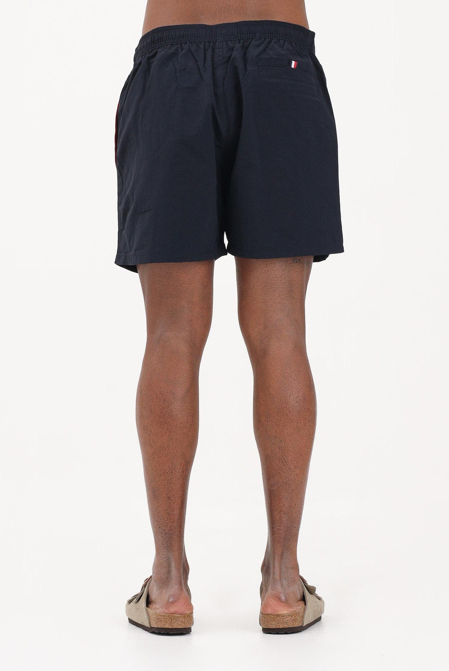 TOMMY HILFIGER Shorts mare blu da uomo con grafica color block UM0UM03840 DW5 TOMMY HILFIGER
