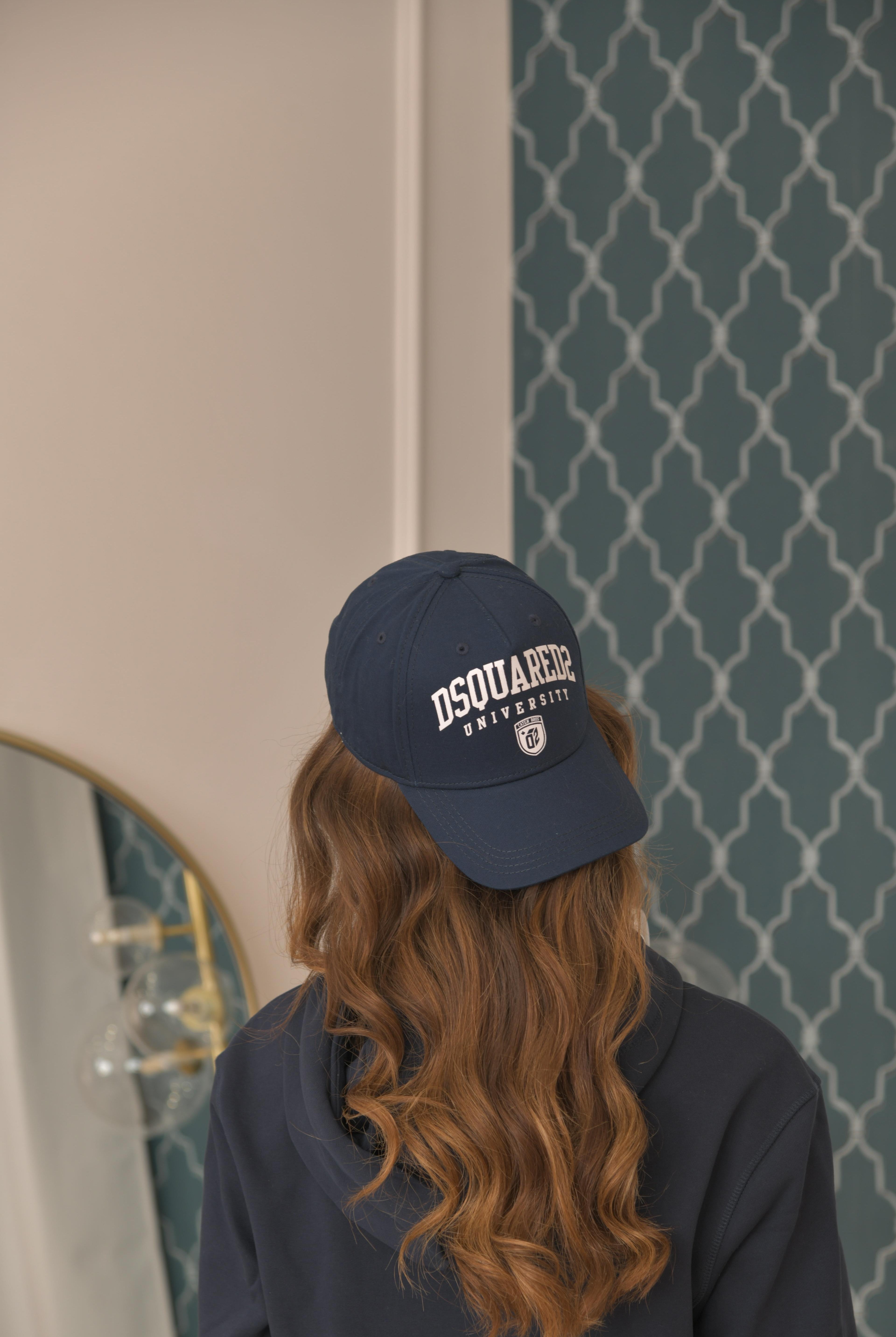 DSQUARED2 Cappello con visiera blu da donna caratterizzato da stampa logo stile college DQ2484D00YT DQ866 DSQUARED2