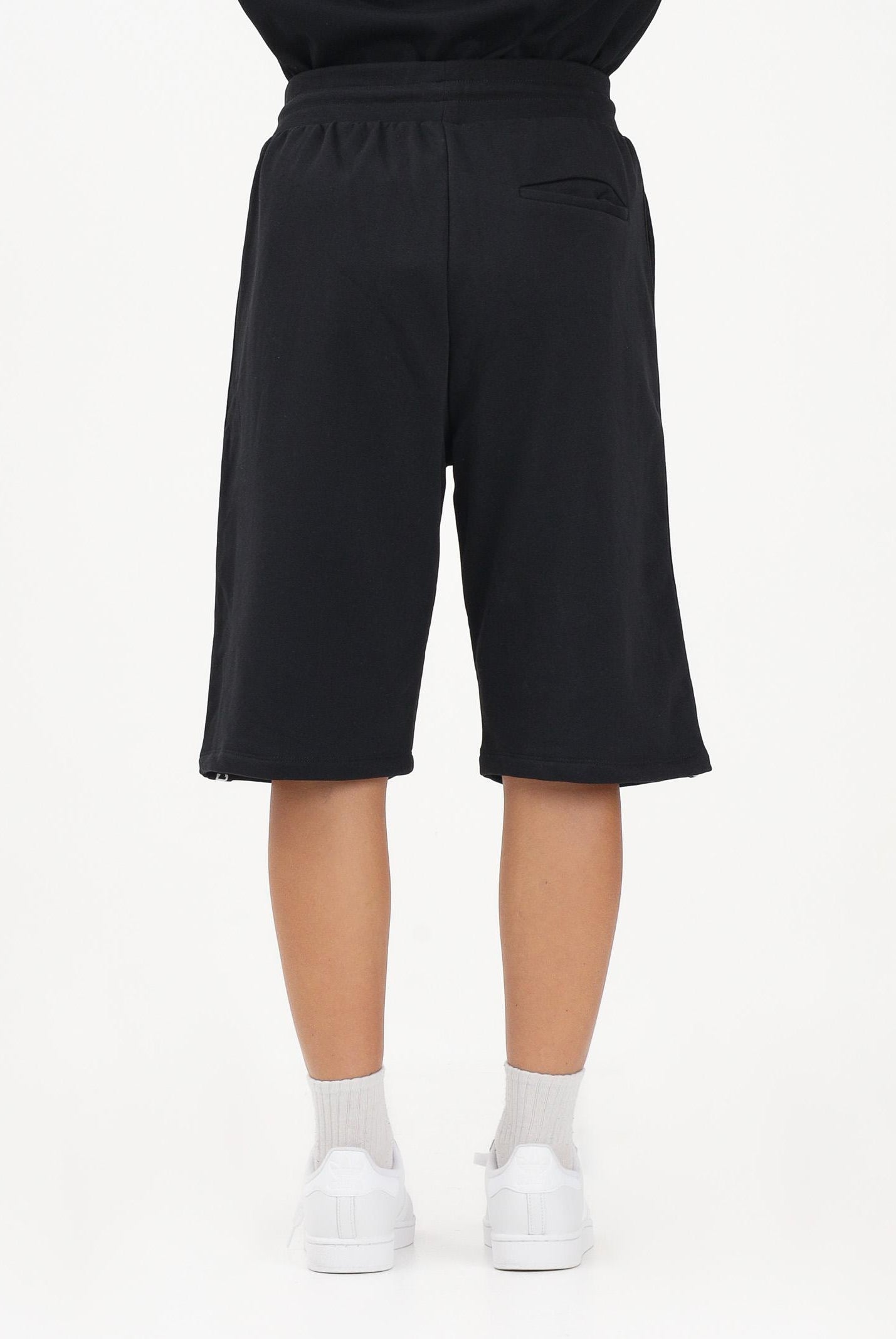 GCDS Shorts sportivo nero per uomo e donna con bande laterali C1MEQL214F004 999B GCDS