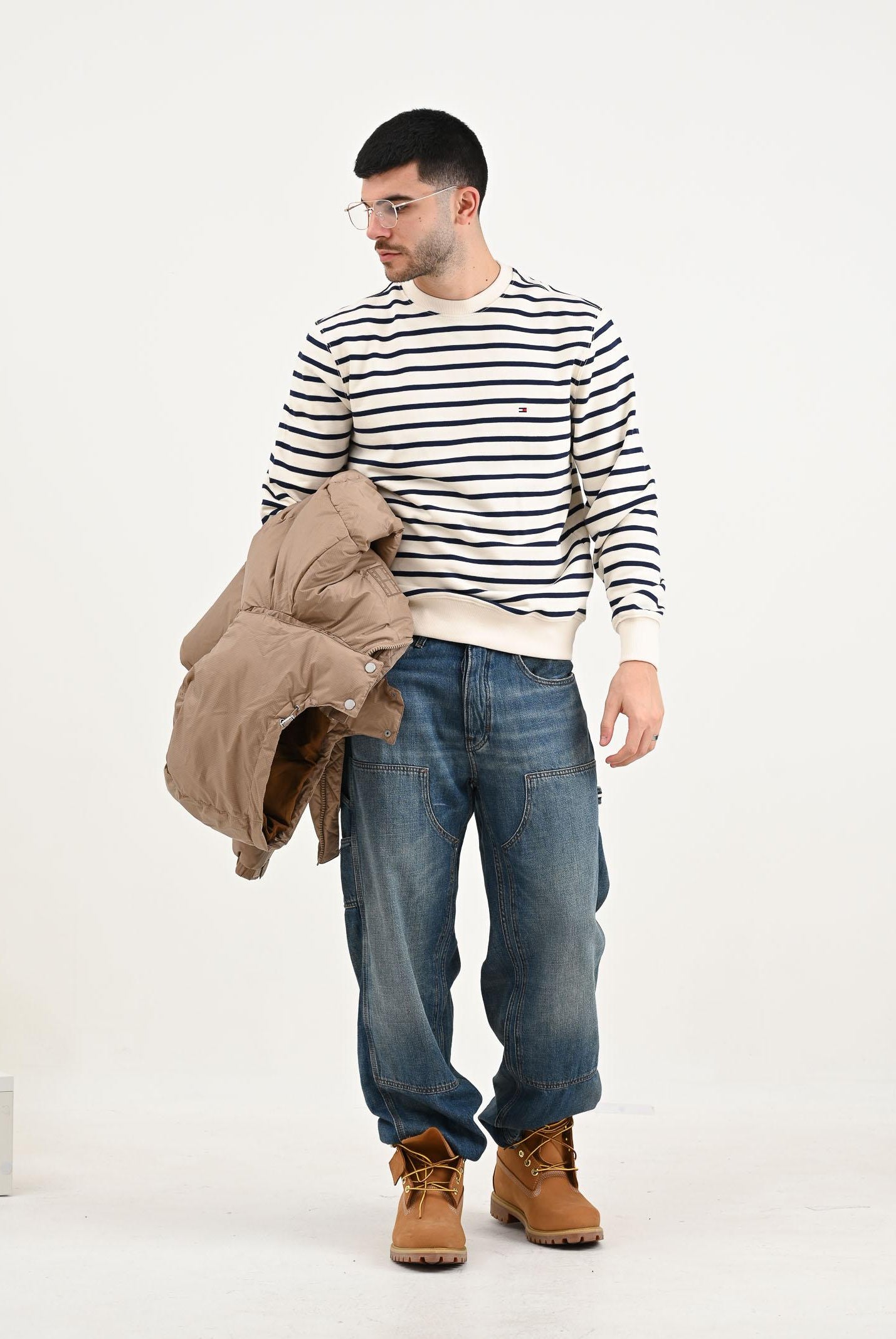 TOMMY JEANS Jeans in denim blu da uomo con ricamo sul retro DM0DM212031A5 . TOMMY JEANS