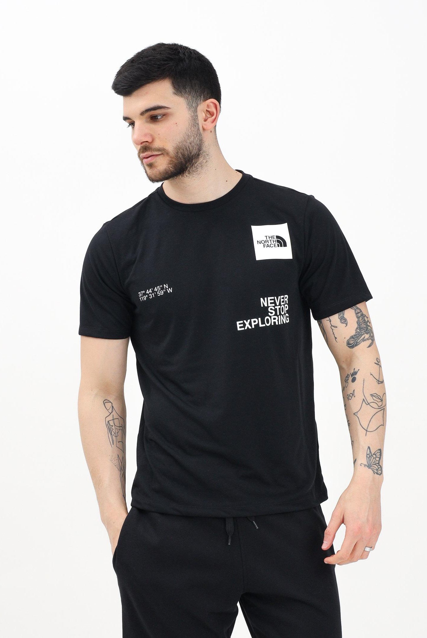 THE NORTH FACE T-shirt a manica corta Foundation Mountain Coordinates nera da uomo NF0A8BQXJK31 . THE NORTH FACE