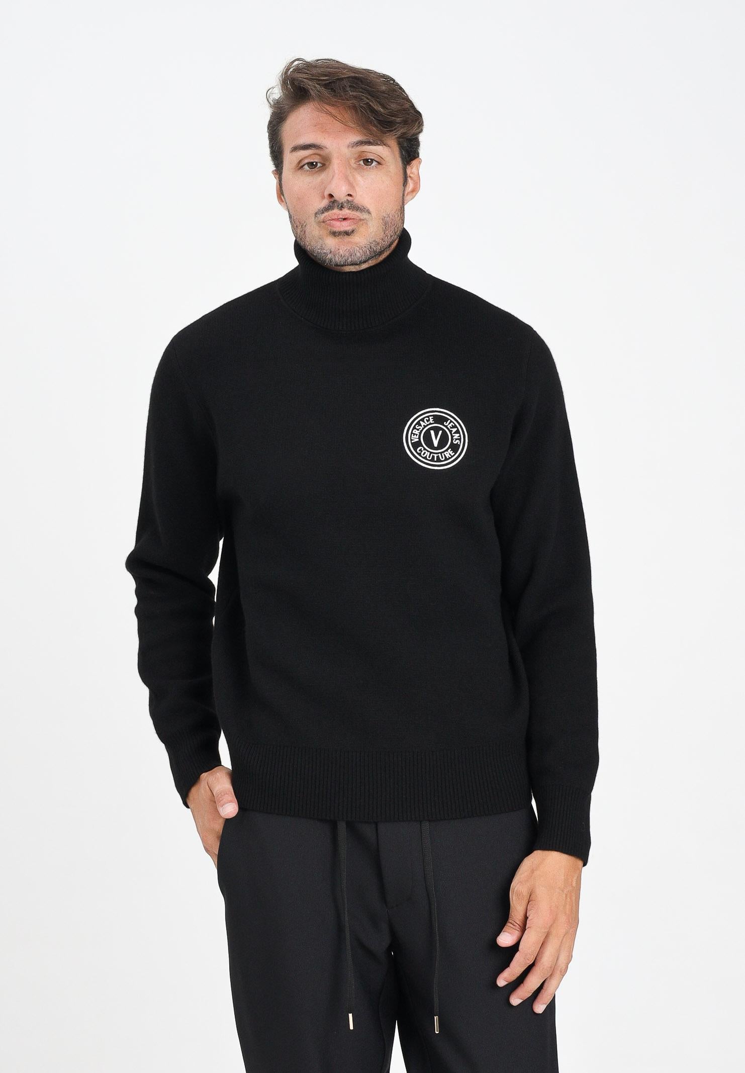 VERSACE JEANS COUTURE Maglione a collo alto nero da uomo con logo V-Emblem 79GAFM14CMH81 L01 VERSACE JEANS COUTURE