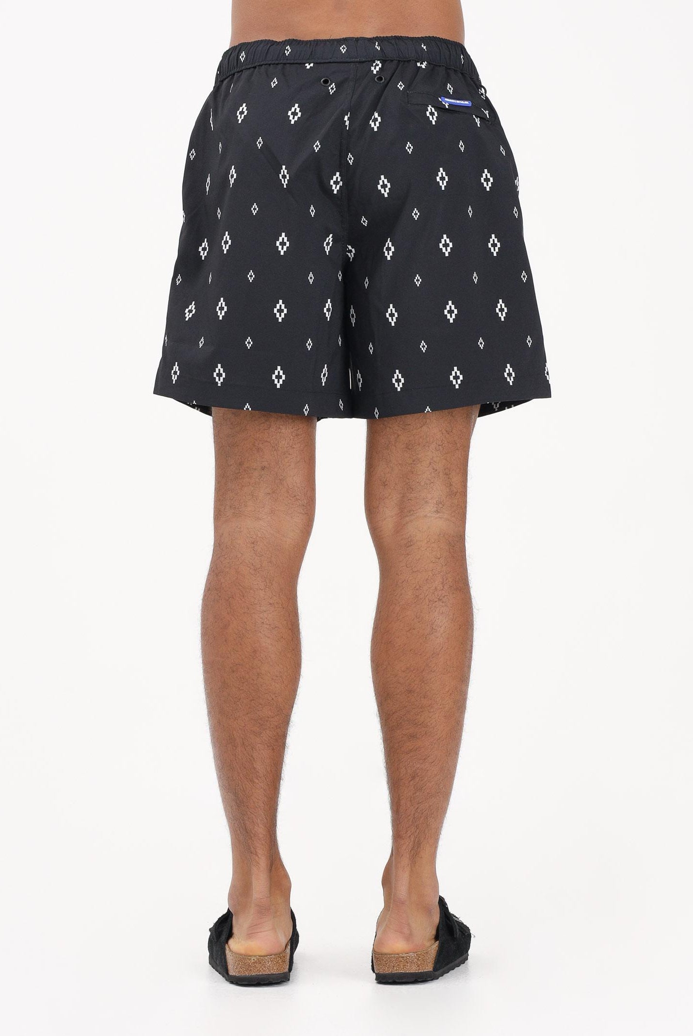 MARCELO BURLON COUNTY OF MILAN Shorts mare nero da uomo con stampa COMAS2606330888 . MARCELO BURLON COUNTY OF MILAN