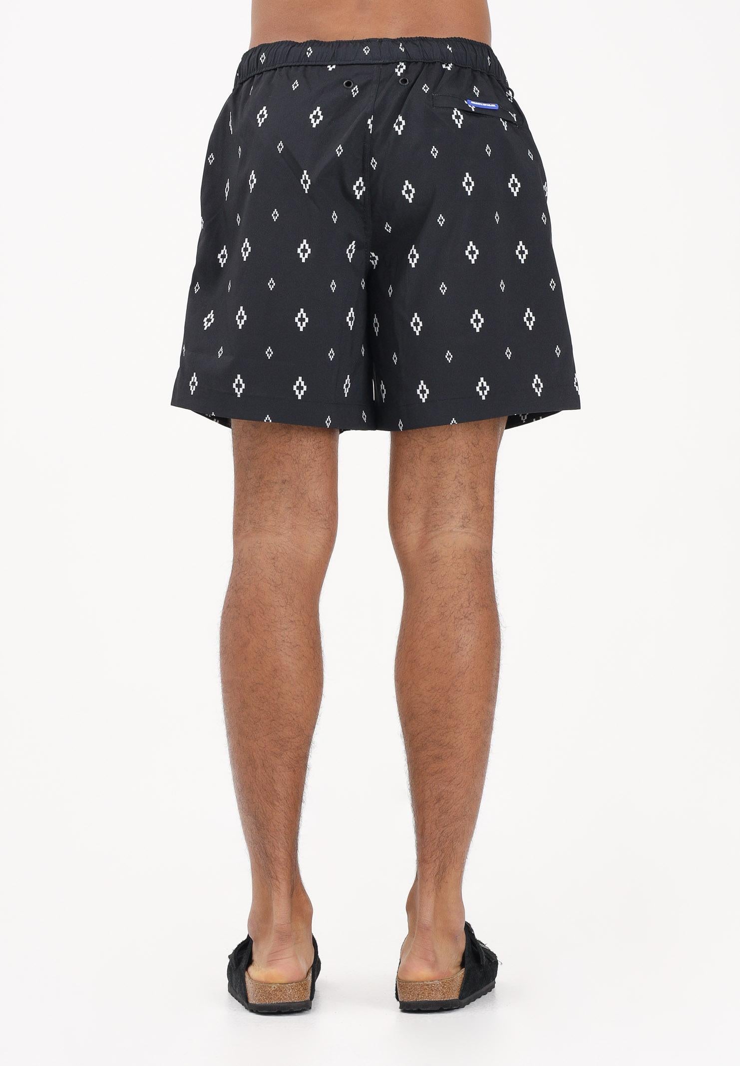 MARCELO BURLON COUNTY OF MILAN Shorts mare nero da uomo con stampa COMAS2606330888 . MARCELO BURLON COUNTY OF MILAN