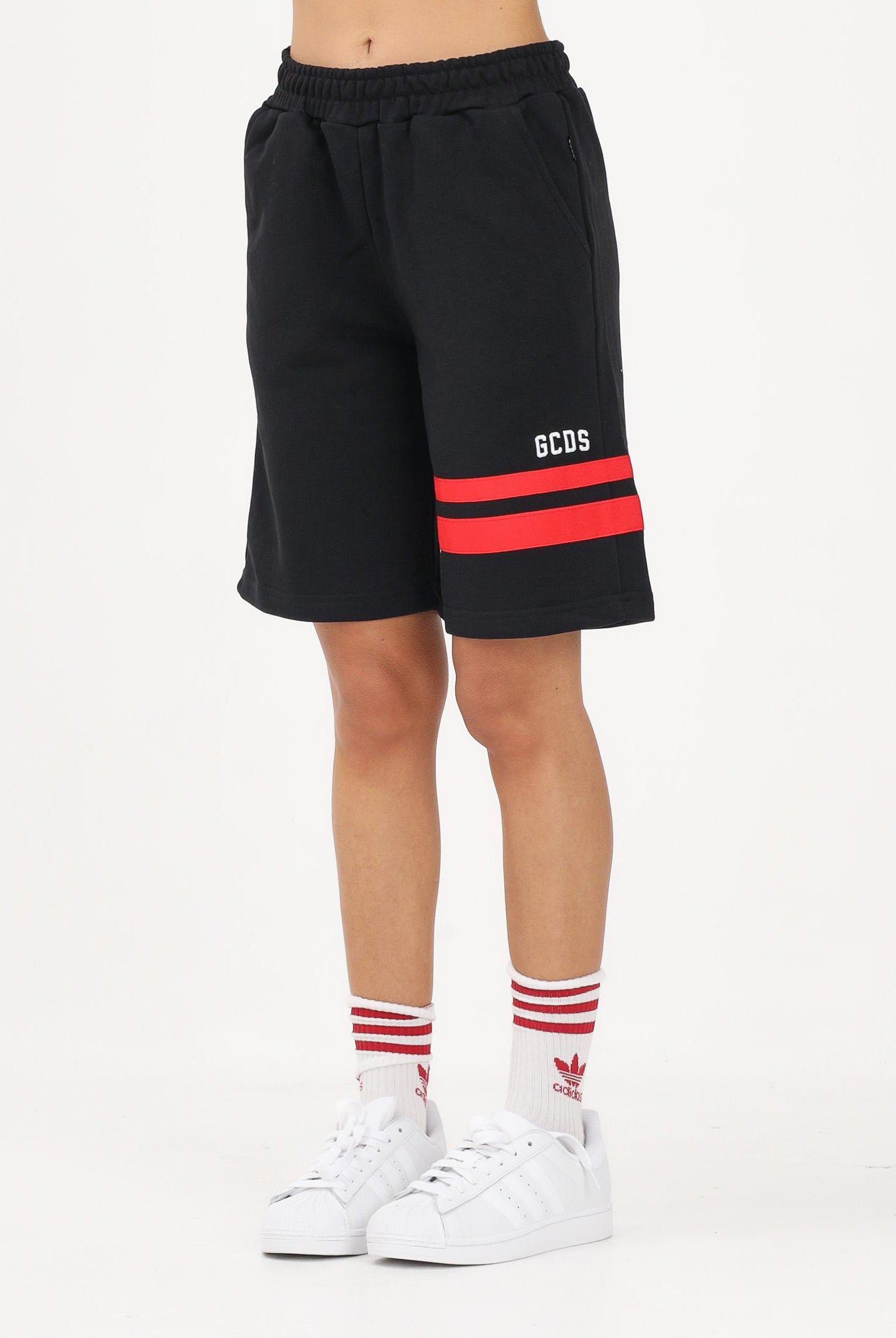 GCDS Shorts sportivo nero per donna, ragazzi e bambini con logo e bande rosse Z0UJQL594F004 999R GCDS