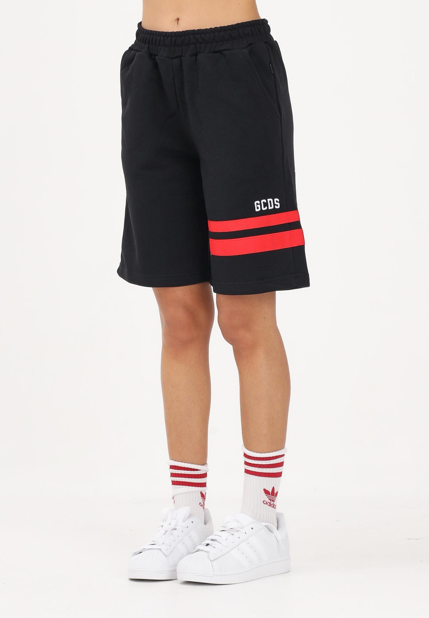 GCDS Shorts sportivo nero per donna, ragazzi e bambini con logo e bande rosse Z0UJQL594F004 999R GCDS