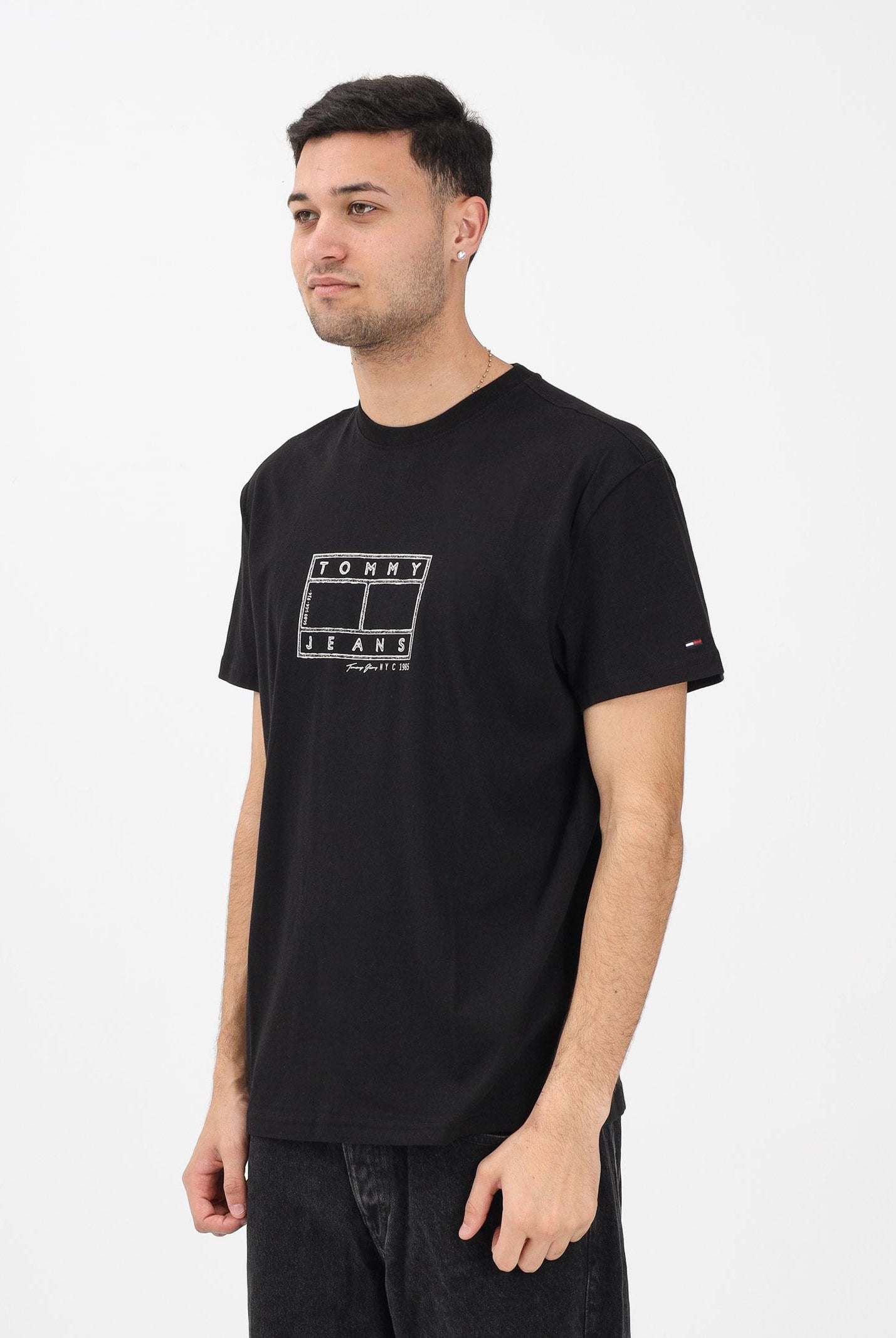 TOMMY JEANS T-shirt a manica corta nera da uomo con logo a timbro DM0DM22317 BDS TOMMY JEANS