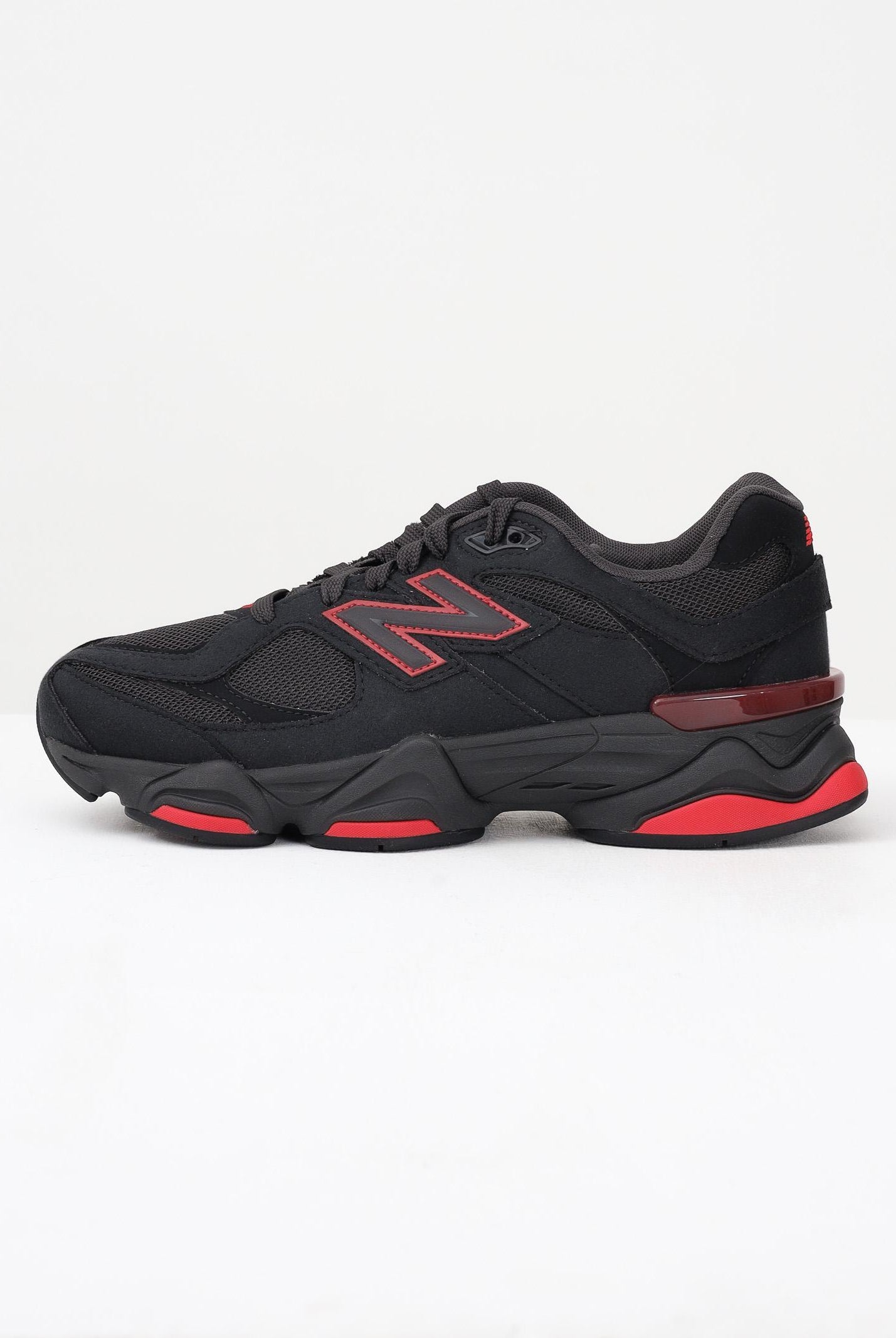 NEW BALANCE Sneakers 9060 nere e rosse per uomo e donna GC9060JR . NEW BALANCE
