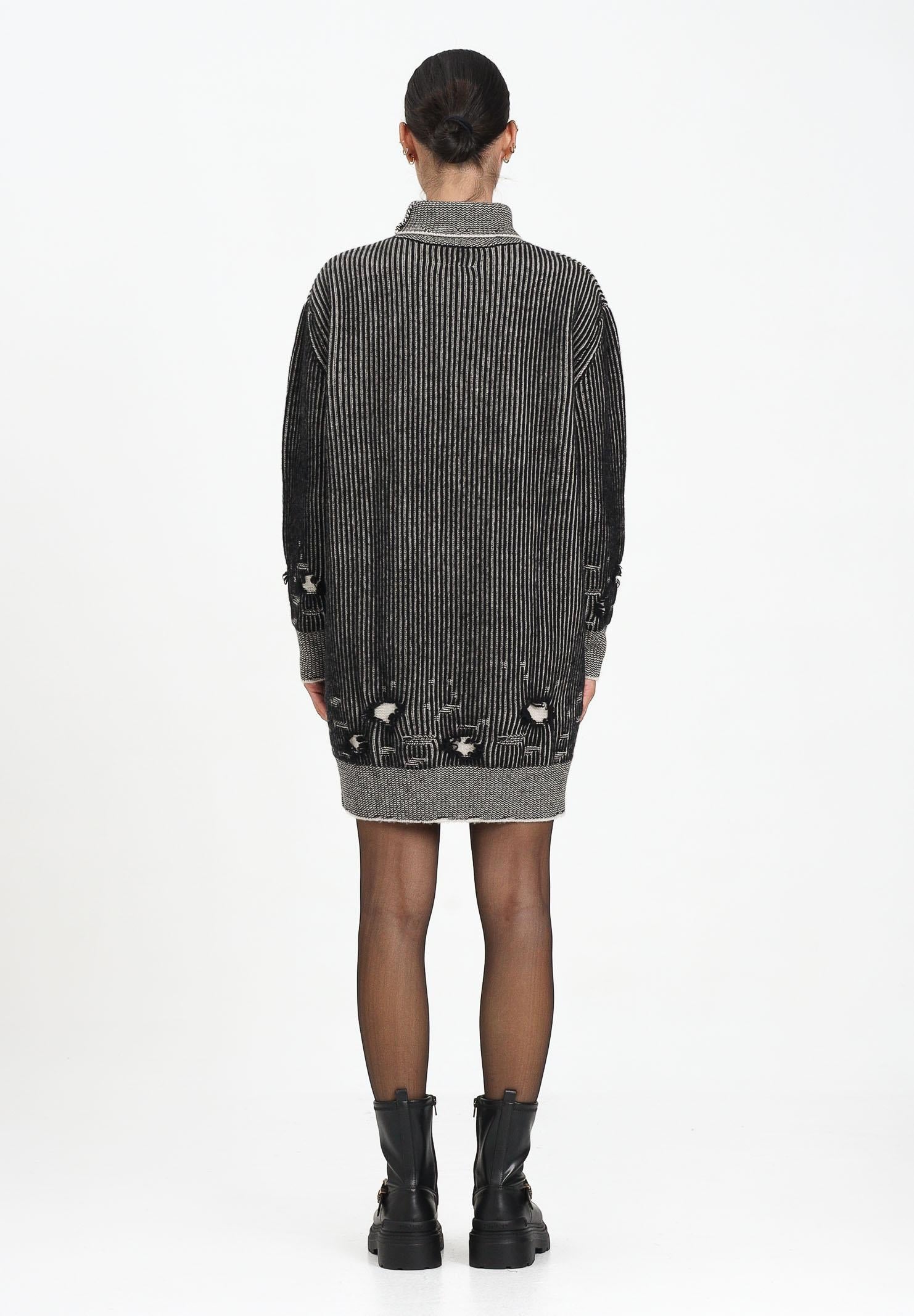 MAISON MARGIELA Abito corto nero per donna e bambina con sottili righe e patch logo M60847MM06K M6C39 MAISON MARGIELA