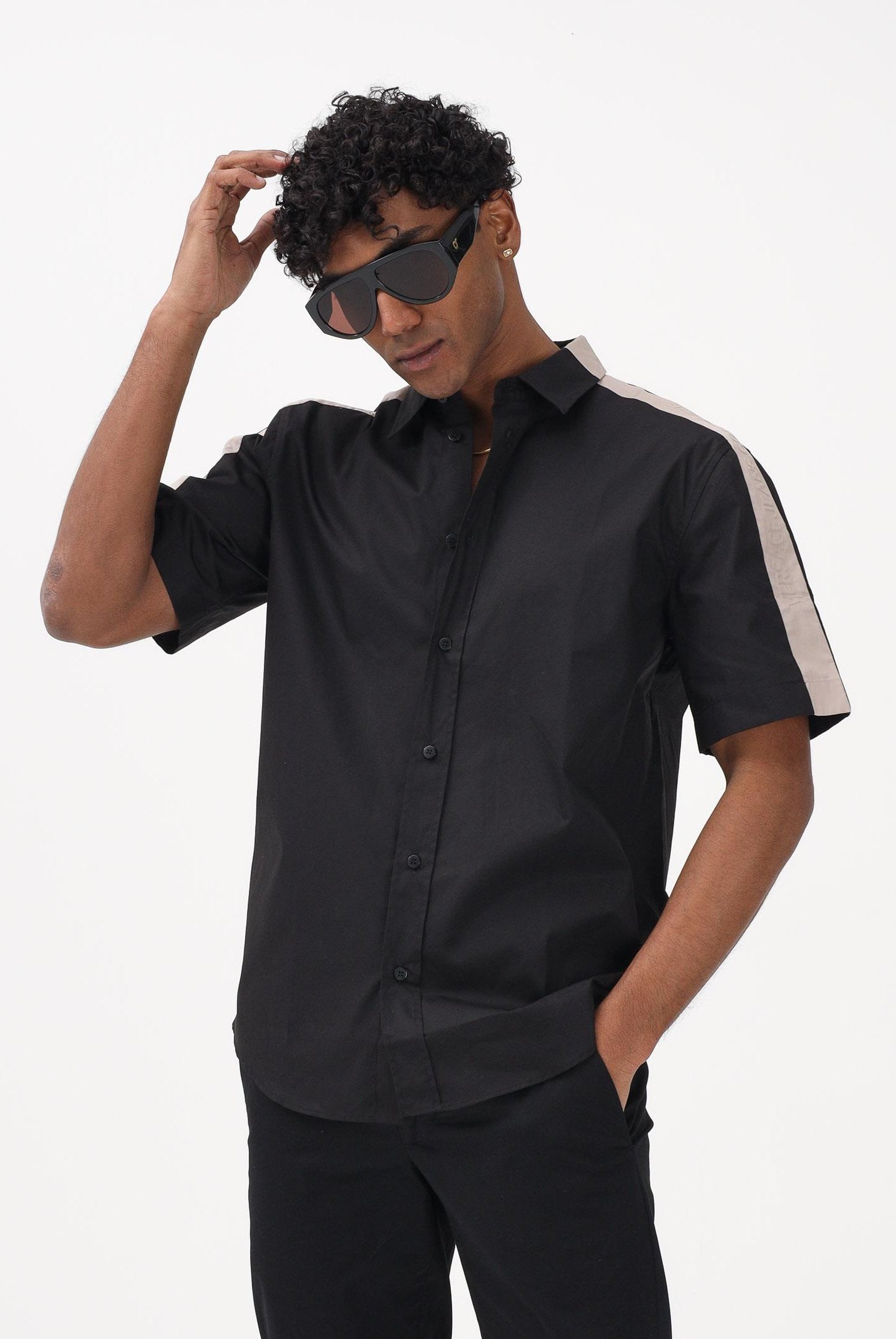 VERSACE JEANS COUTURE Camicia a manica corta nera da uomo con dettagli a contrasto 80GAL219N0132 899 VERSACE JEANS COUTURE