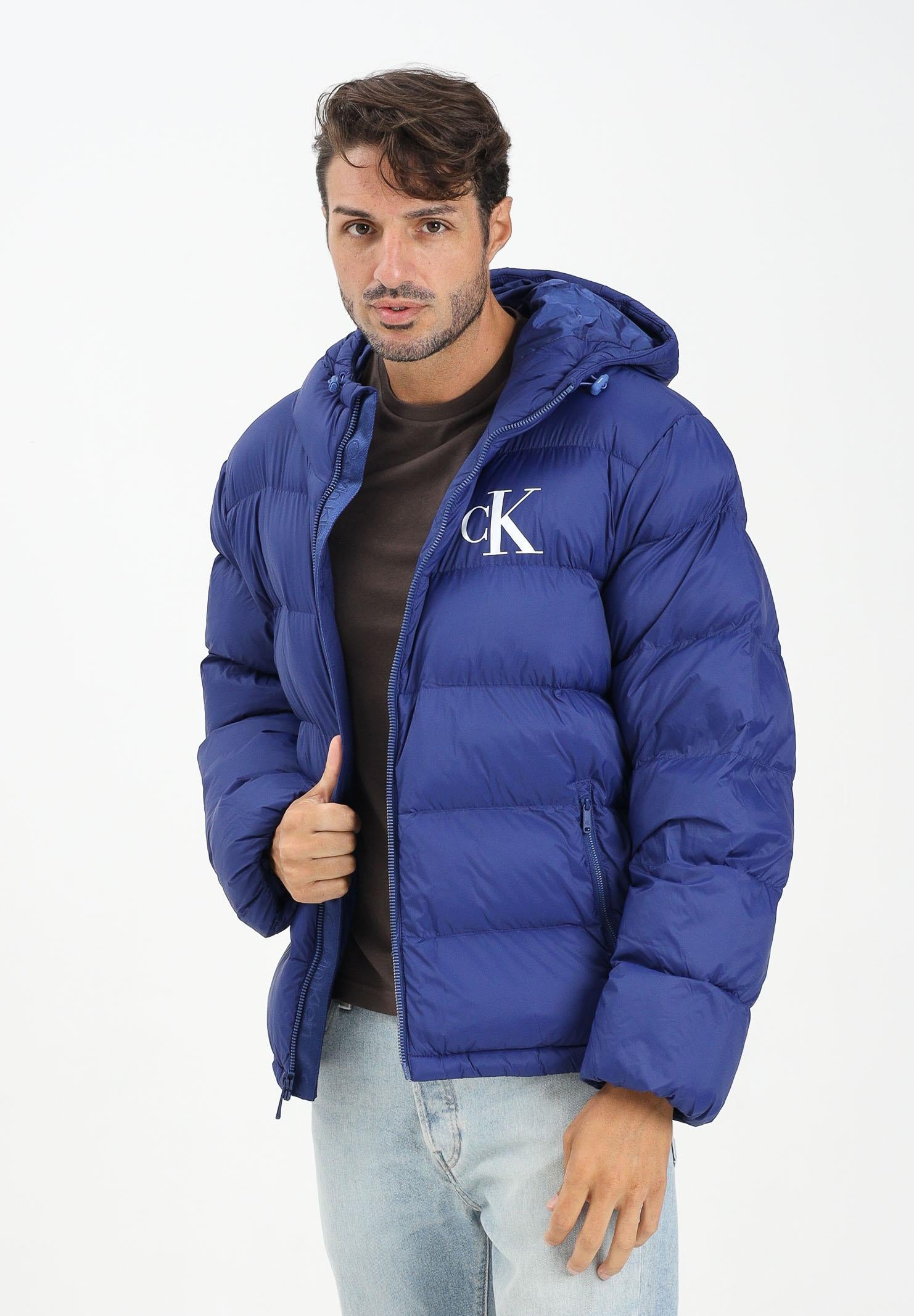 CALVIN KLEIN JEANS Piumino blu da uomo con logo LV04RD528GIZ4 . CALVIN KLEIN JEANS