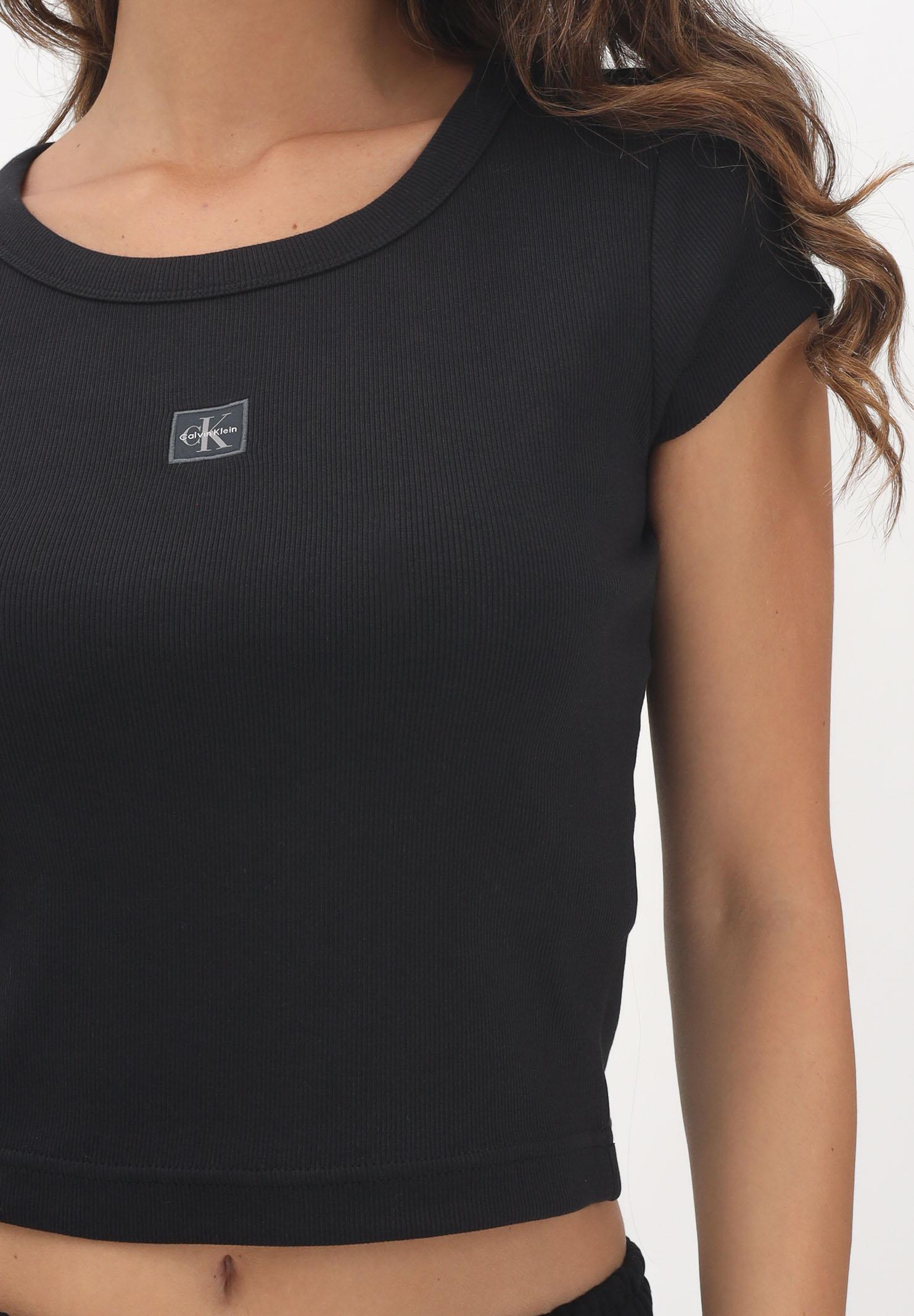 CALVIN KLEIN JEANS T-shirt a manica corta nera da donna con patch logo LV047C200GUB1 CALVIN KLEIN JEANS