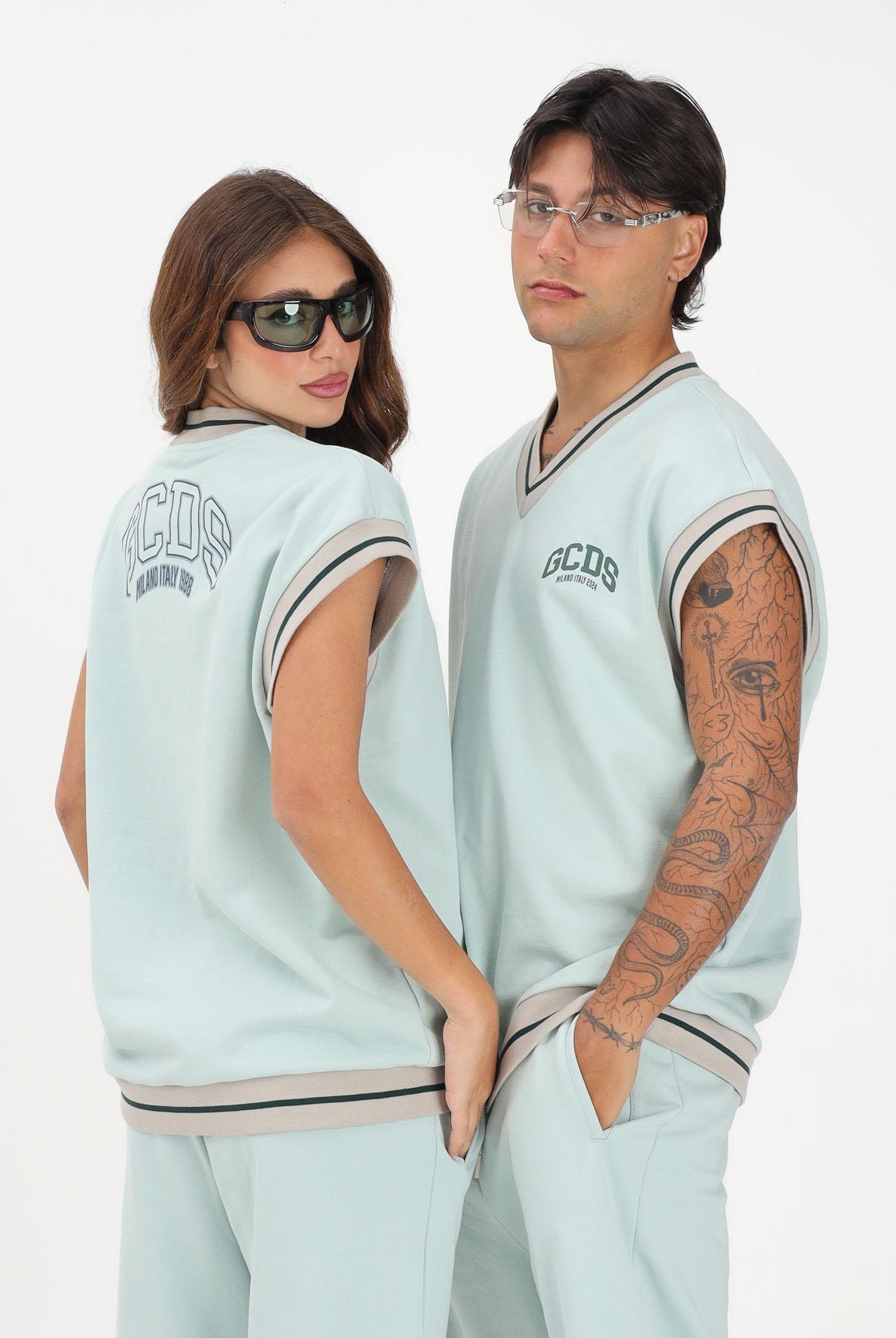 GCDS Felpa gilet verde acqua per uomo e donna con stampa maxi sul retro C1MEQE119F004 818G GCDS