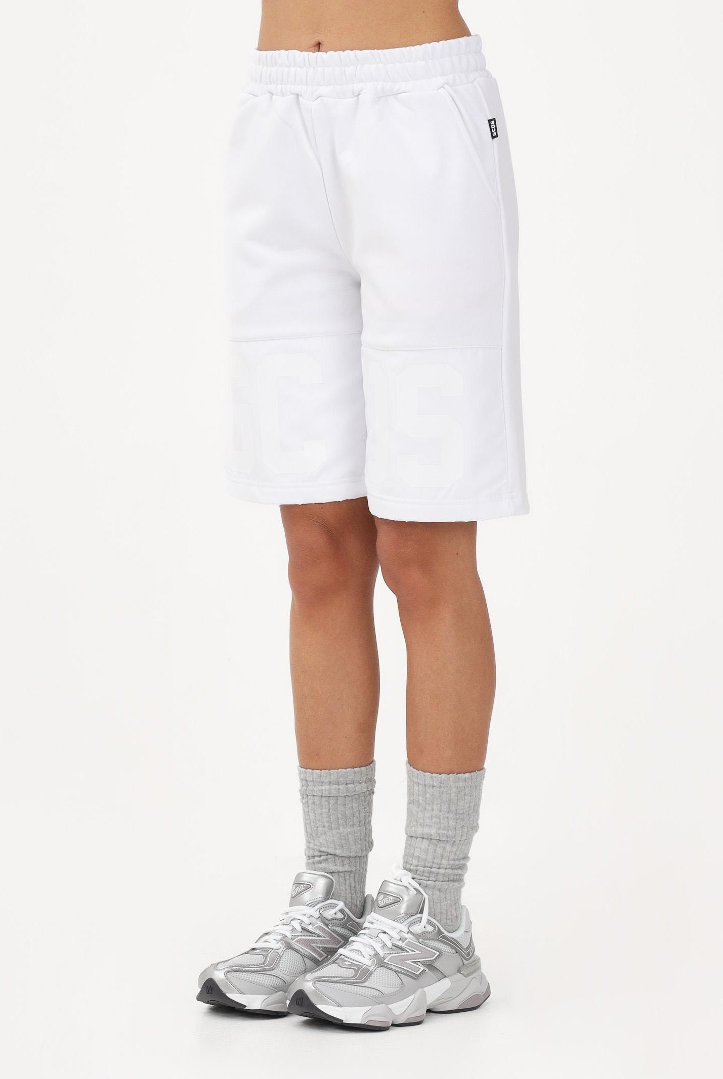 GCDS Shorts sportivo bianco per donna, ragazzi e bambini con logo<BR/> Z0UJQL599F004 100A GCDS
