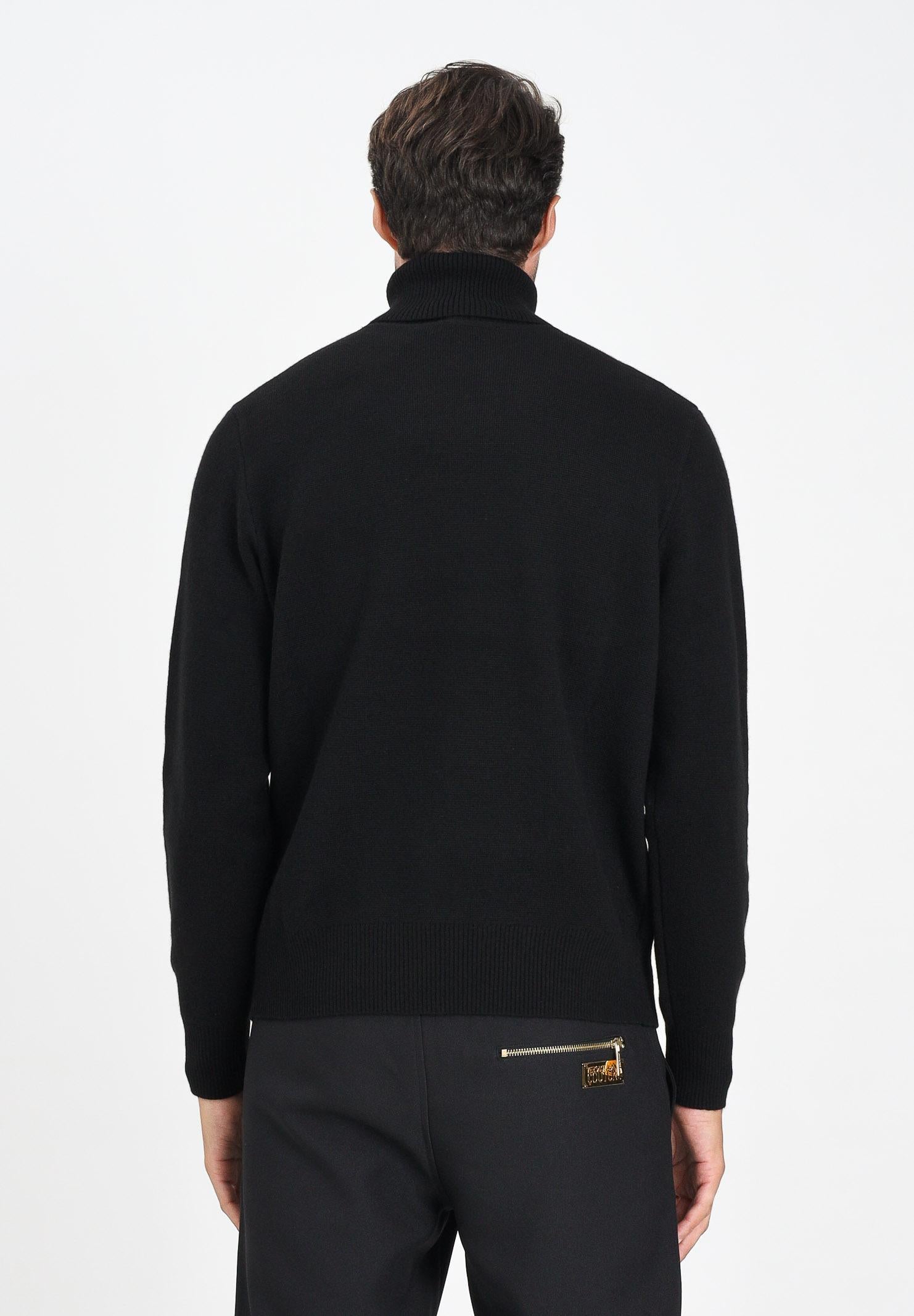 VERSACE JEANS COUTURE Maglione a collo alto nero da uomo con logo V-Emblem 79GAFM14CMH81 L01 VERSACE JEANS COUTURE