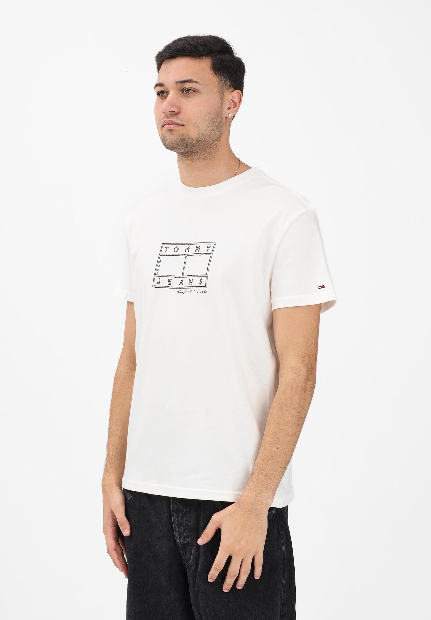 TOMMY JEANS T-shirt a manica corta panna da uomo con logo a timbro DM0DM22317 YBH TOMMY JEANS