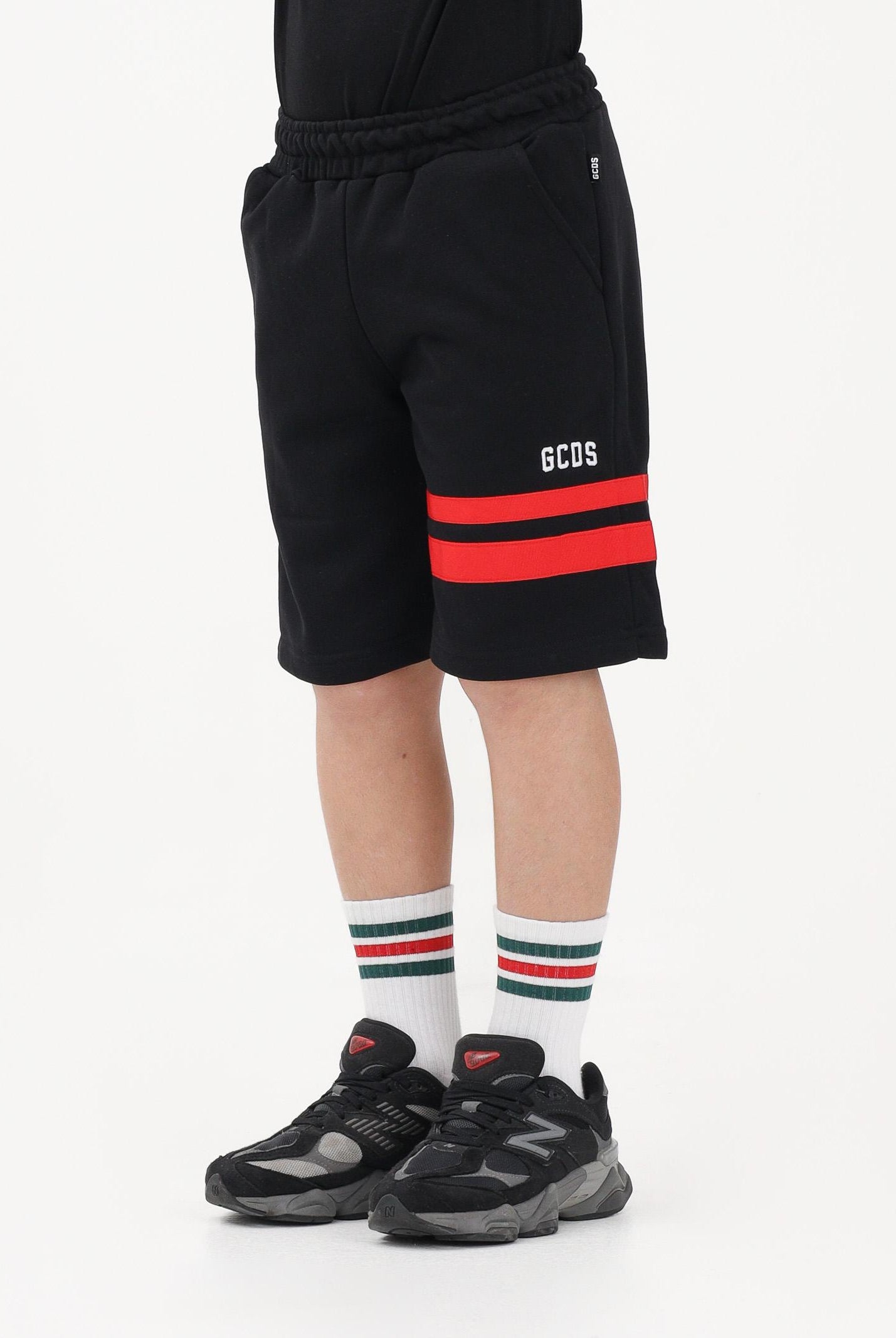 GCDS Shorts sportivo nero per donna, ragazzi e bambini con logo e bande rosse Z0UJQL594F004 999R GCDS