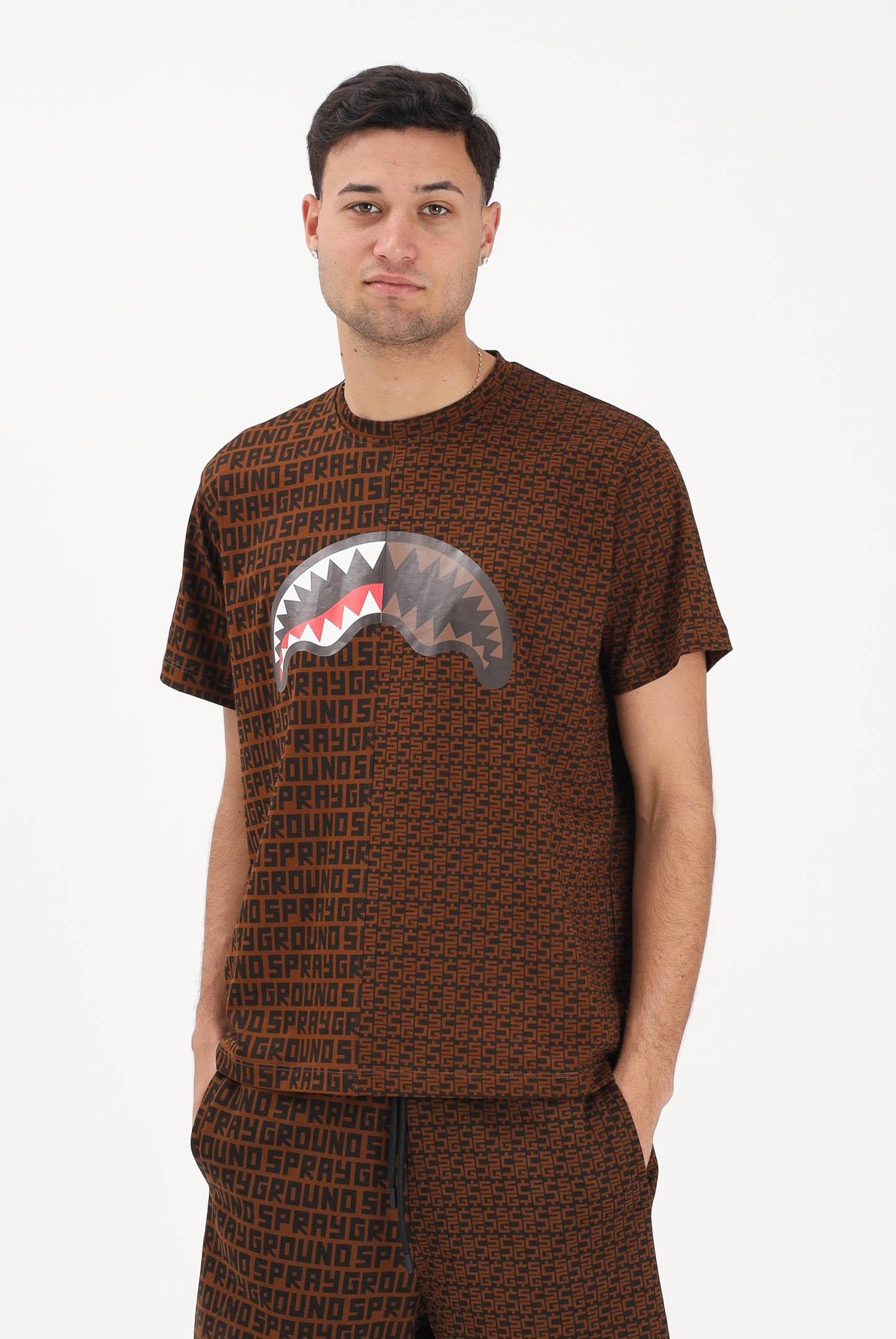 SPRAYGROUND T-shirt a manica corta marrone da uomo con doppia fantasia SP839 . SPRAYGROUND