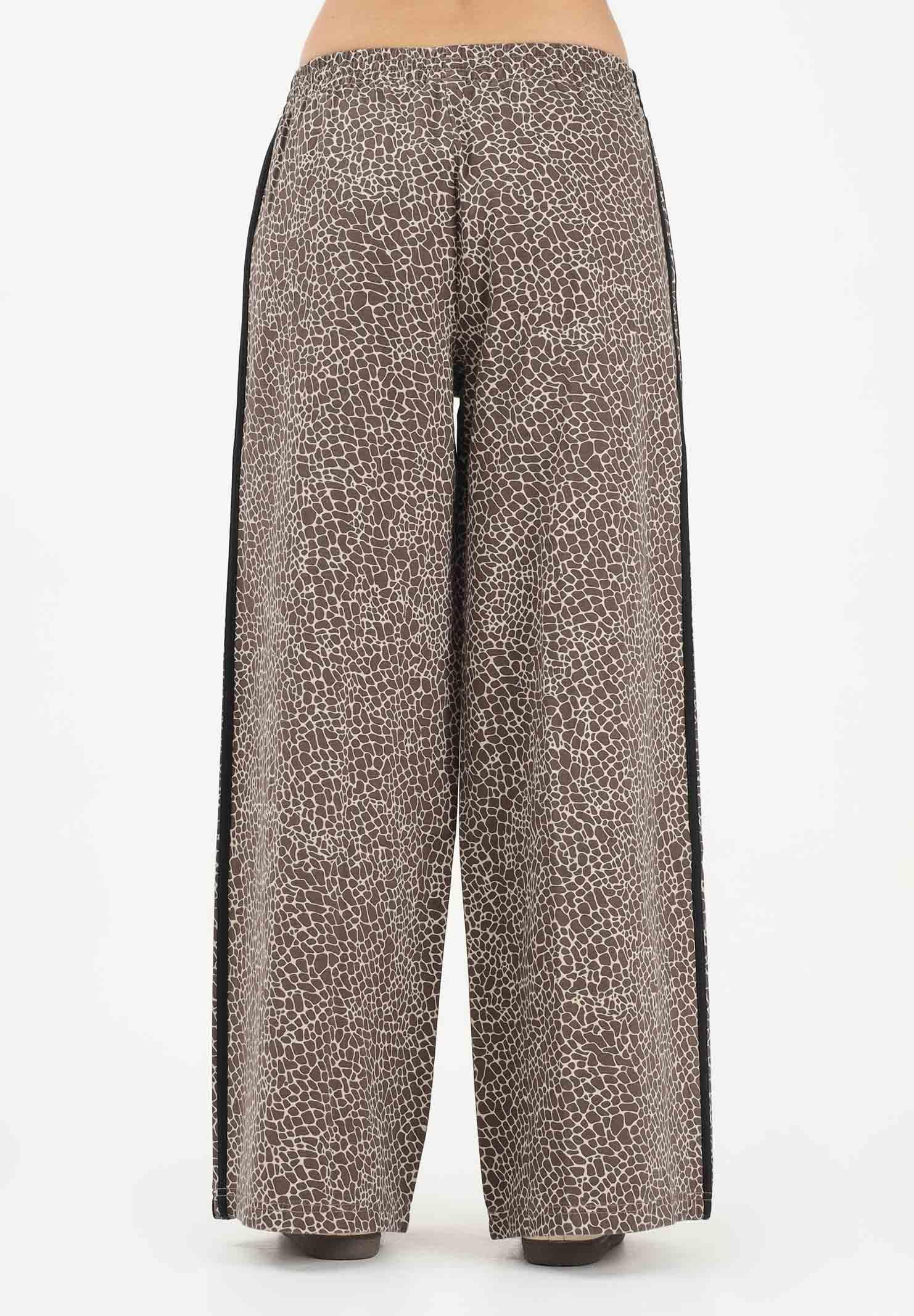 ADIDAS ORIGINALS Pantalone sportivo Firebird Oversized AOP in denim animalier da donna KD8811 . ADIDAS ORIGINALS