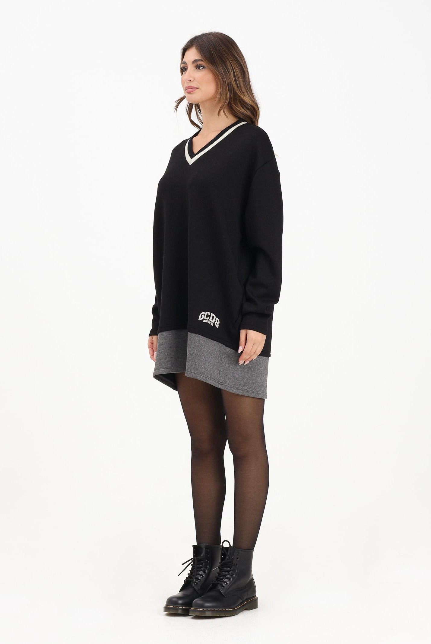 GCDS Abito corto nero da donna con ricamo logo sul retro B2EW1001JJ3 99 GCDS