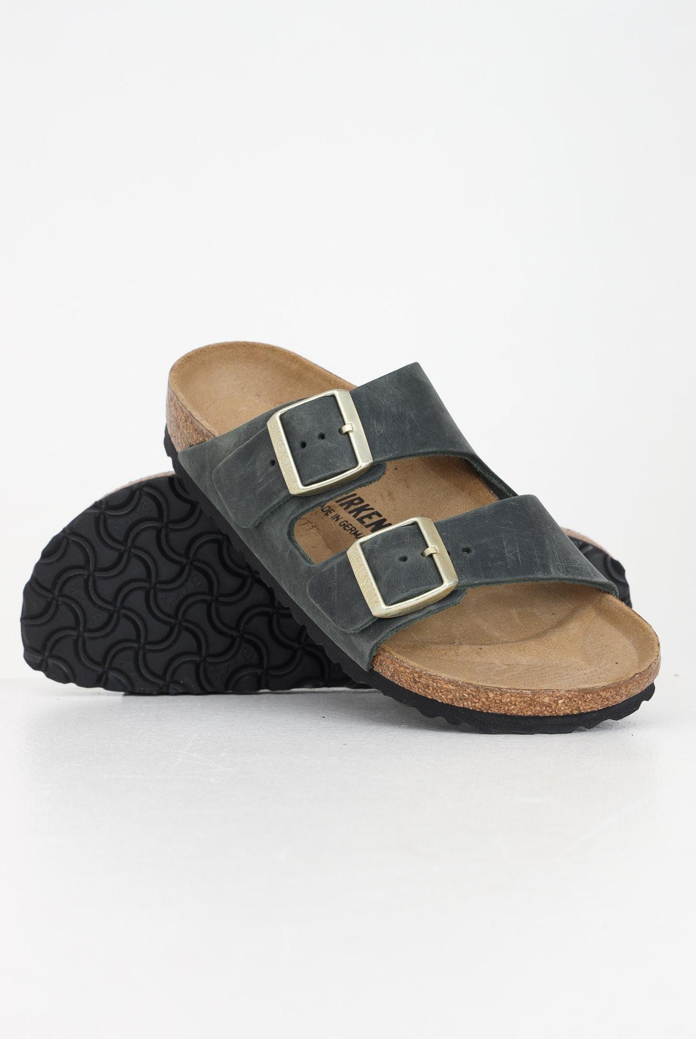 BIRKENSTOCK Ciabatte Arizona verde oliva per uomo e donna in pelle oliata 1028030 . BIRKENSTOCK